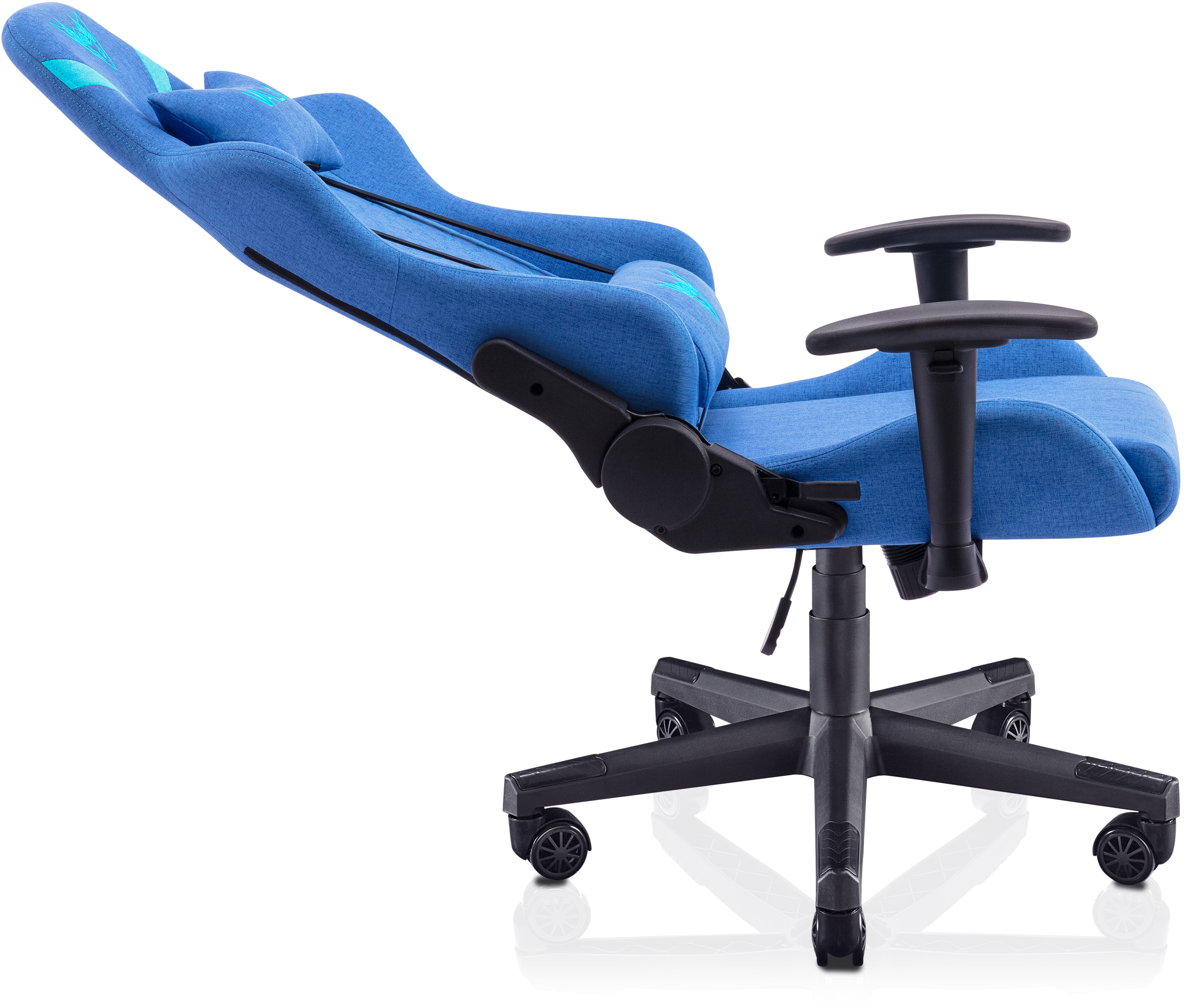 Silla gaming azul inclinada hacia atrás con reposabrazos y base negros, fondo blanco.