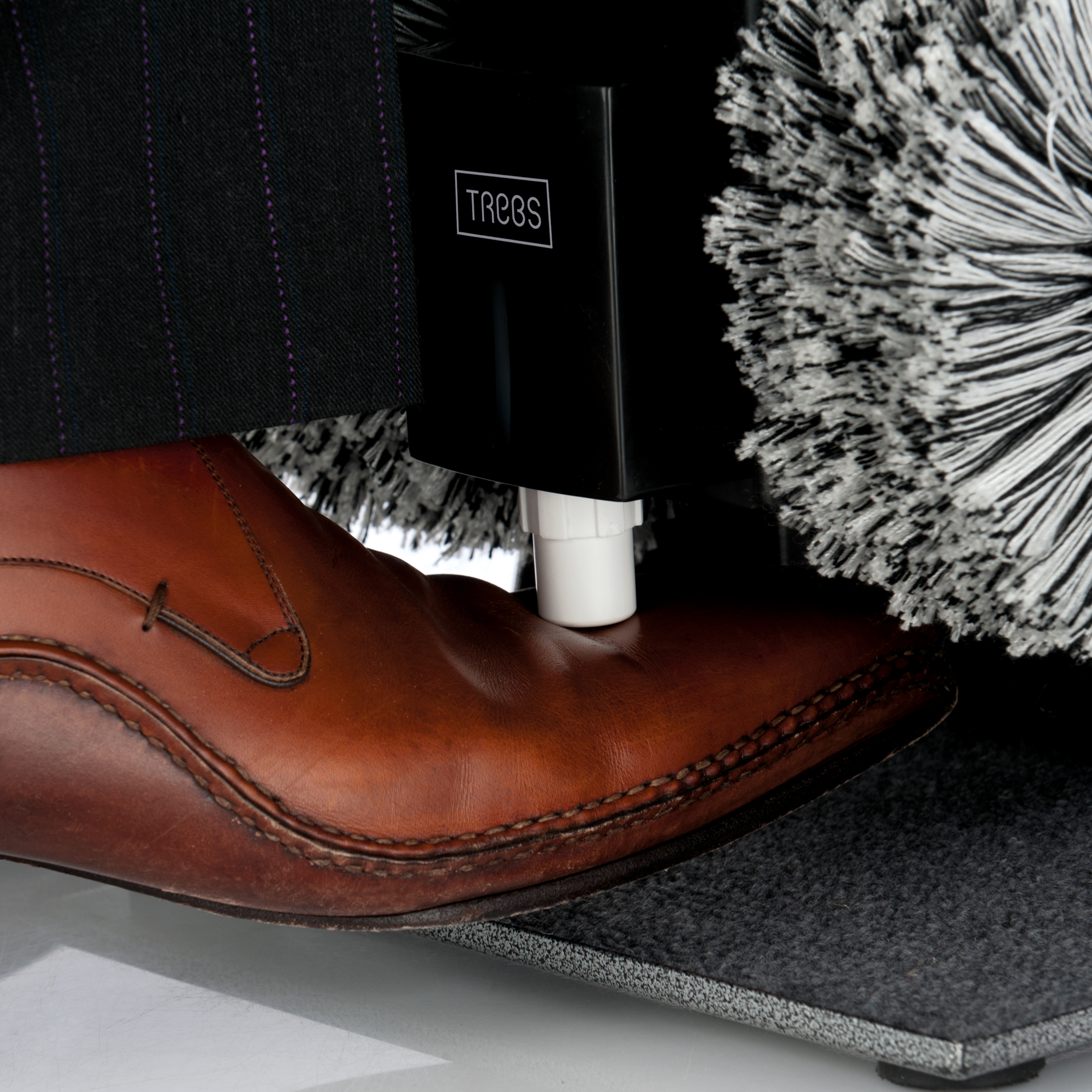 Herrenschuh in einer Schuhputzmaschine.