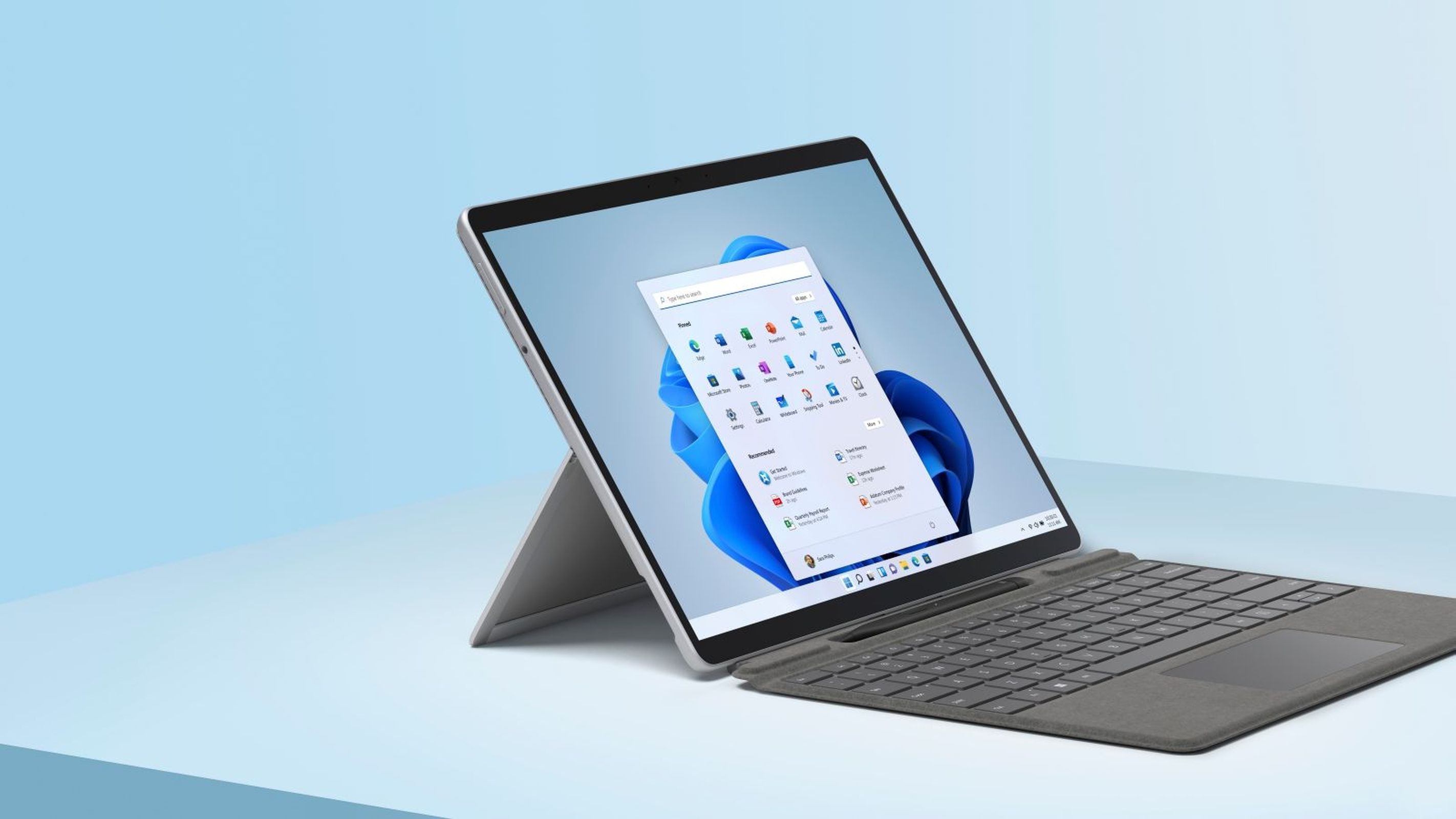 Ein Laptop, der die Windows 11-Oberfläche zeigt, mit Tablet und Tastatur.