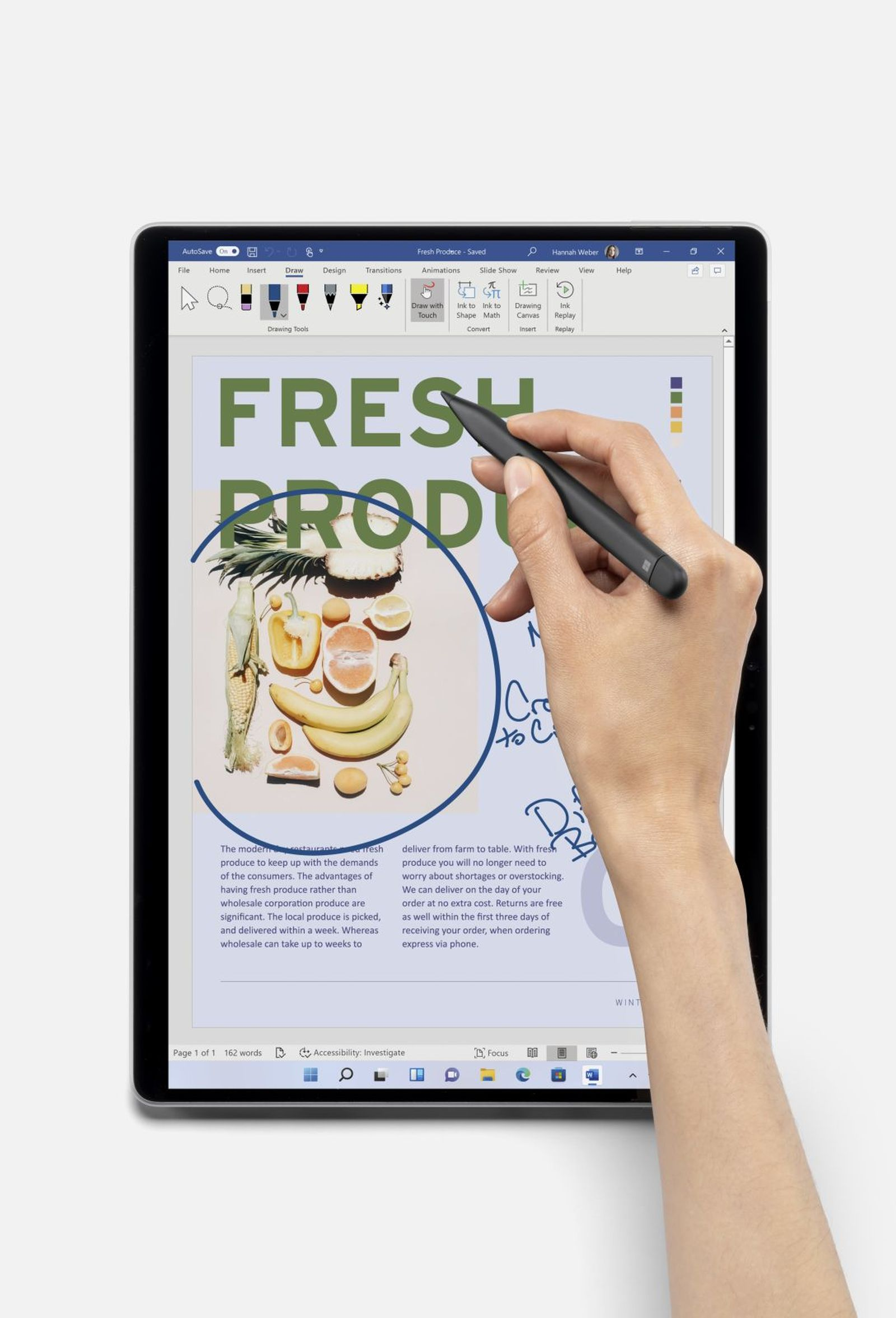 Hand, die einen Stift auf einem Tablet verwendet, das ein Dokument mit Früchten, Text und dem Wort "FRESH" anzeigt.