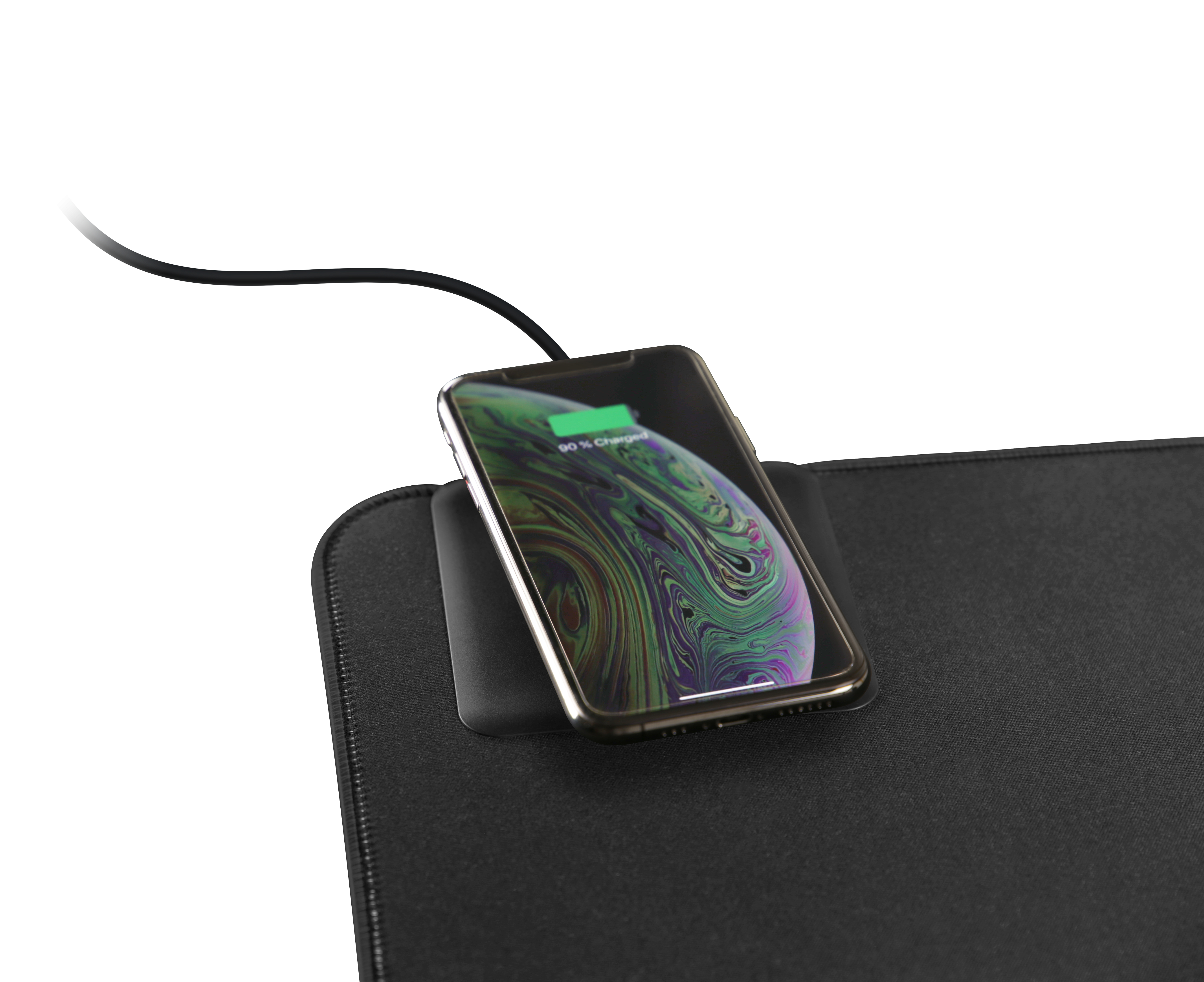 Ein Telefon wird auf einem kabellosen Mauspad geladen. Telefon zeigt 90% geladen.