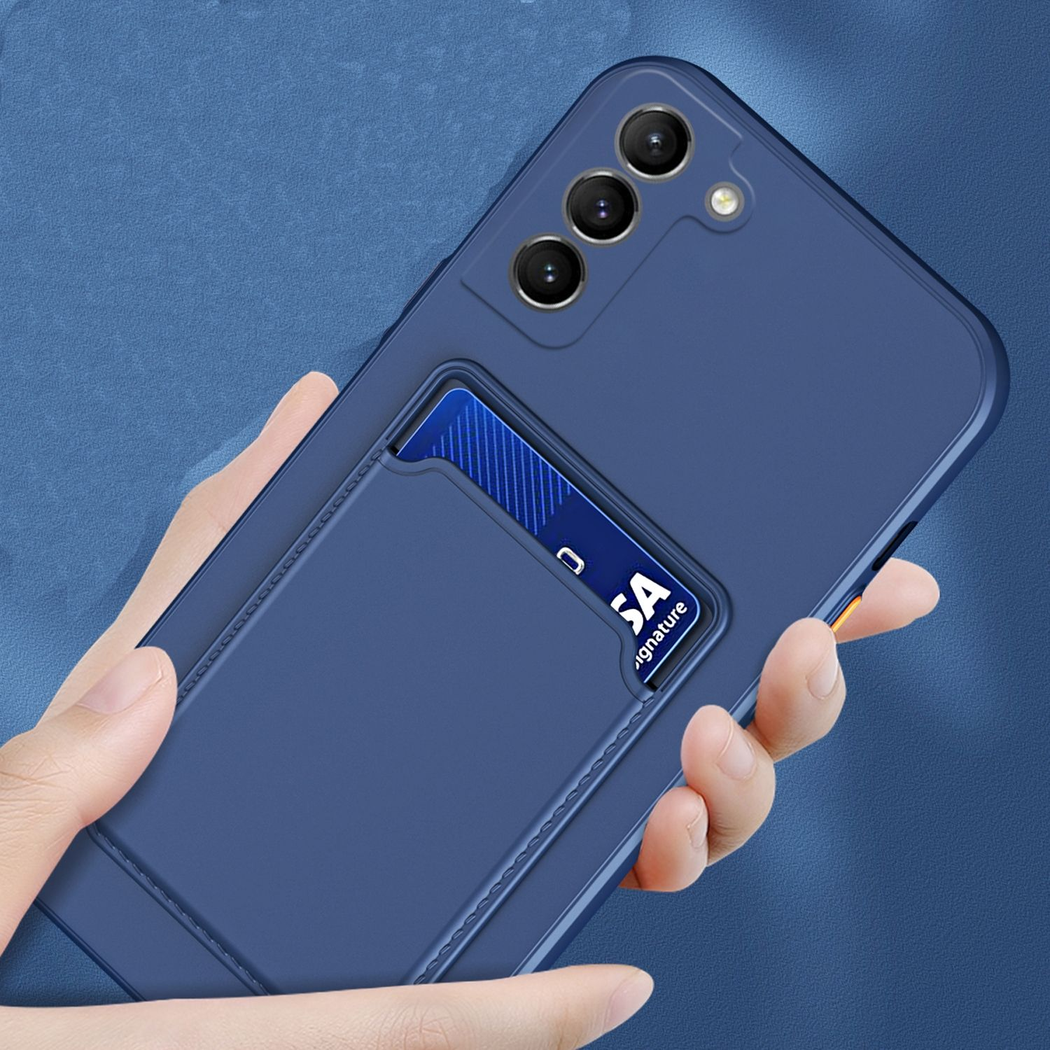 Hand hält blaue Handyhülle mit Kartenfach, blaue Karte darin.