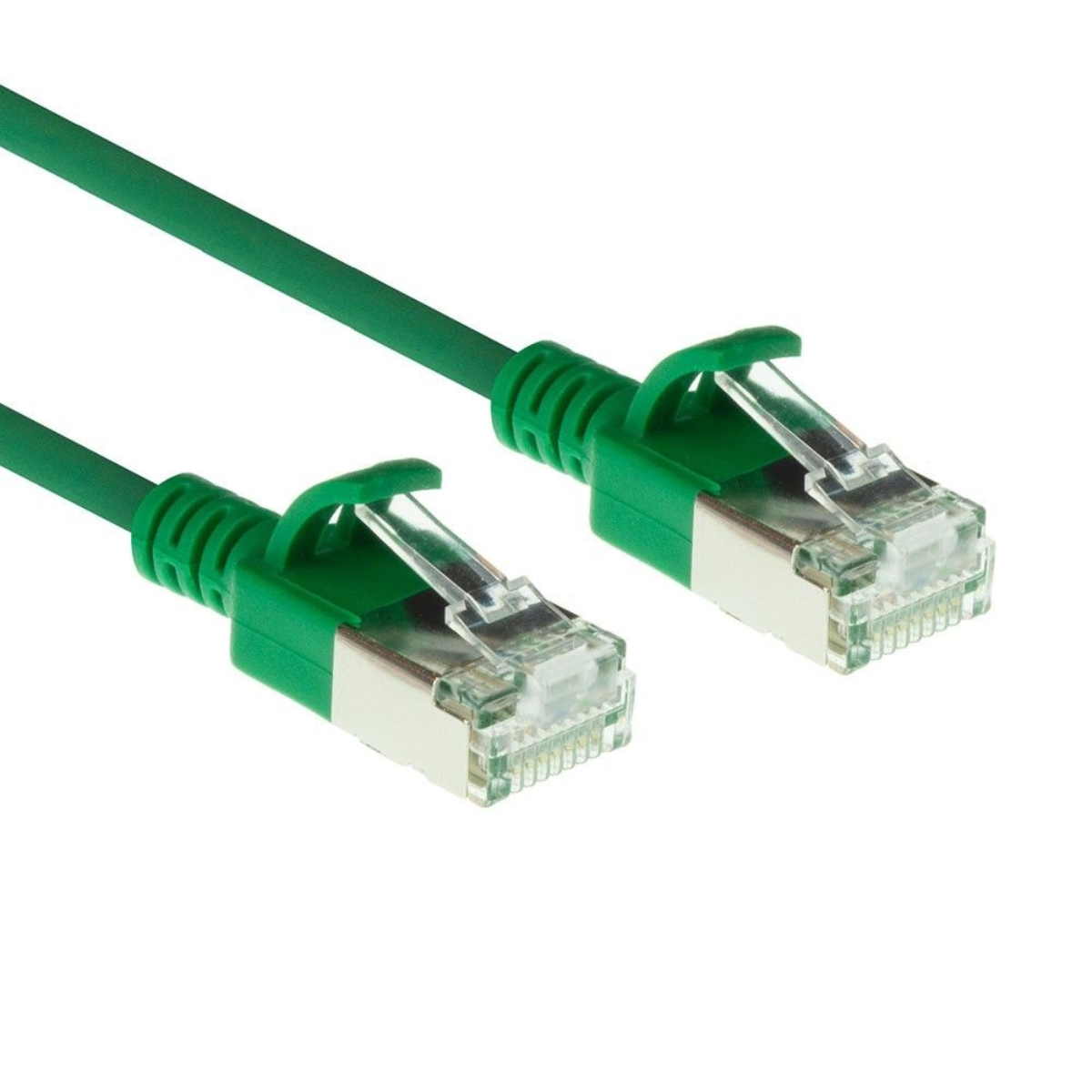 Zwei grüne Netzwerkkabel mit transparenten Steckern auf weißem Hintergrund.