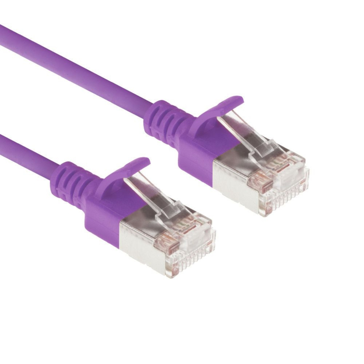 Fioletowy kabel Ethernet z wtykami RJ45, białe tło.