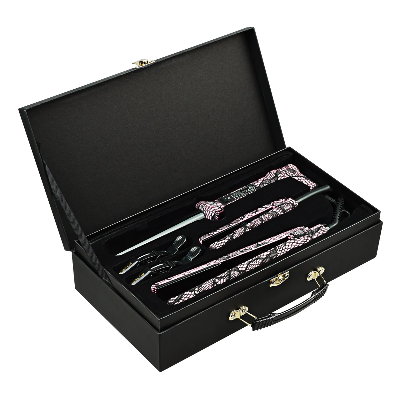 Schwarzer Koffer mit offenem Deckel, enthält Lockenstäbe und Clips mit rosa Schlangenmuster. Goldener Griff.