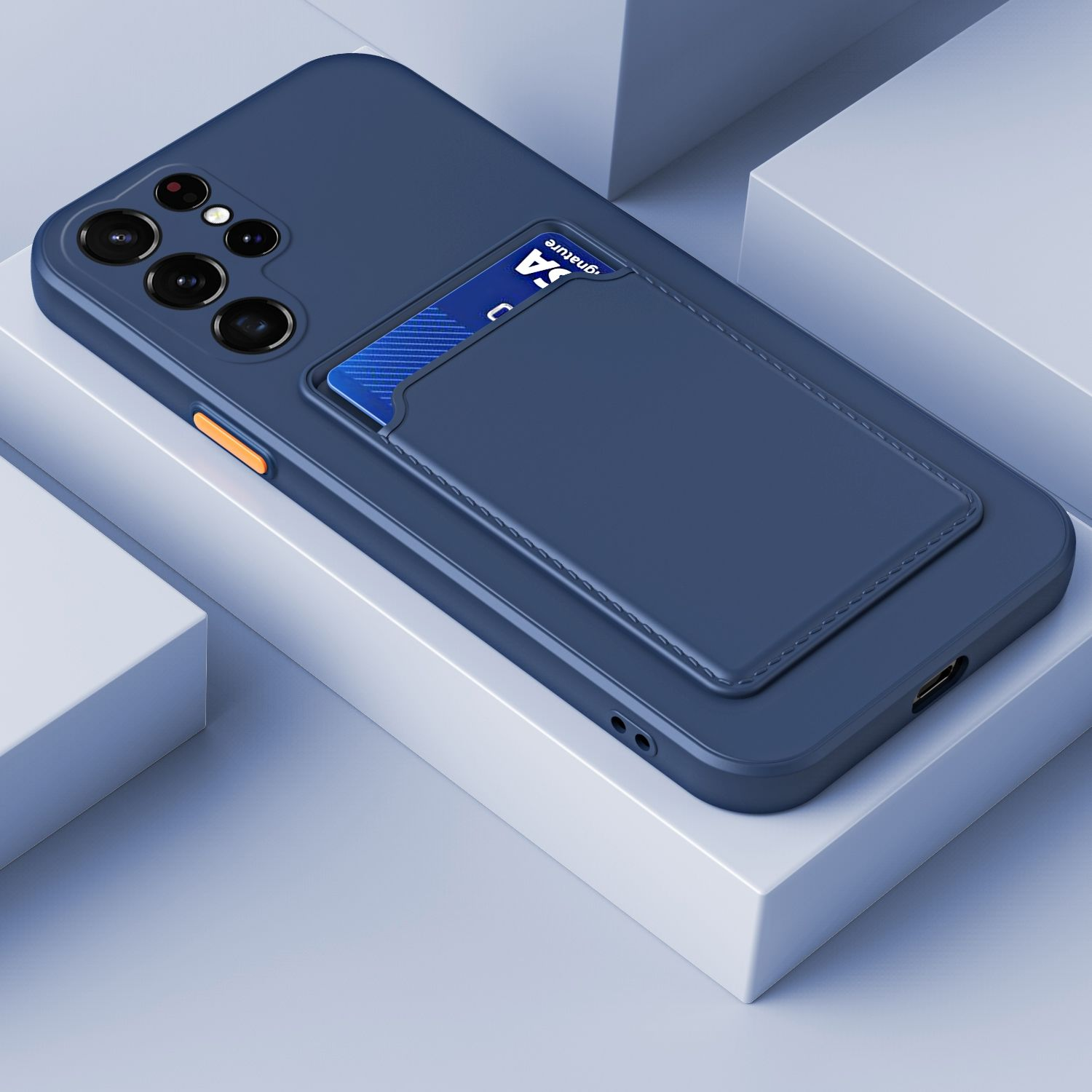Eine dunkelblaue Handyhülle mit Kartenfach, eine blaue Karte und eine Kamera auf weißer Oberfläche.
