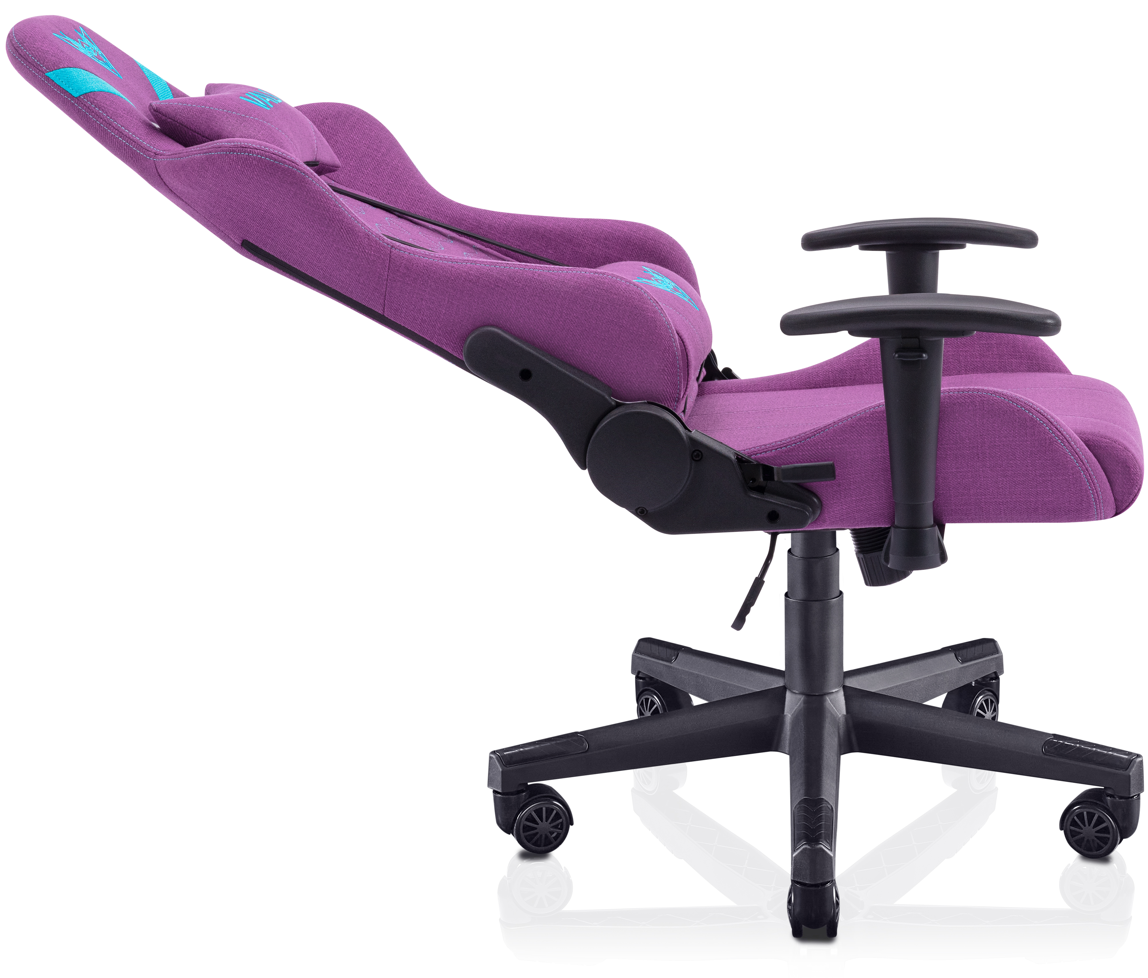 Silla gamer morada y negra, respaldo inclinado, sobre fondo blanco.