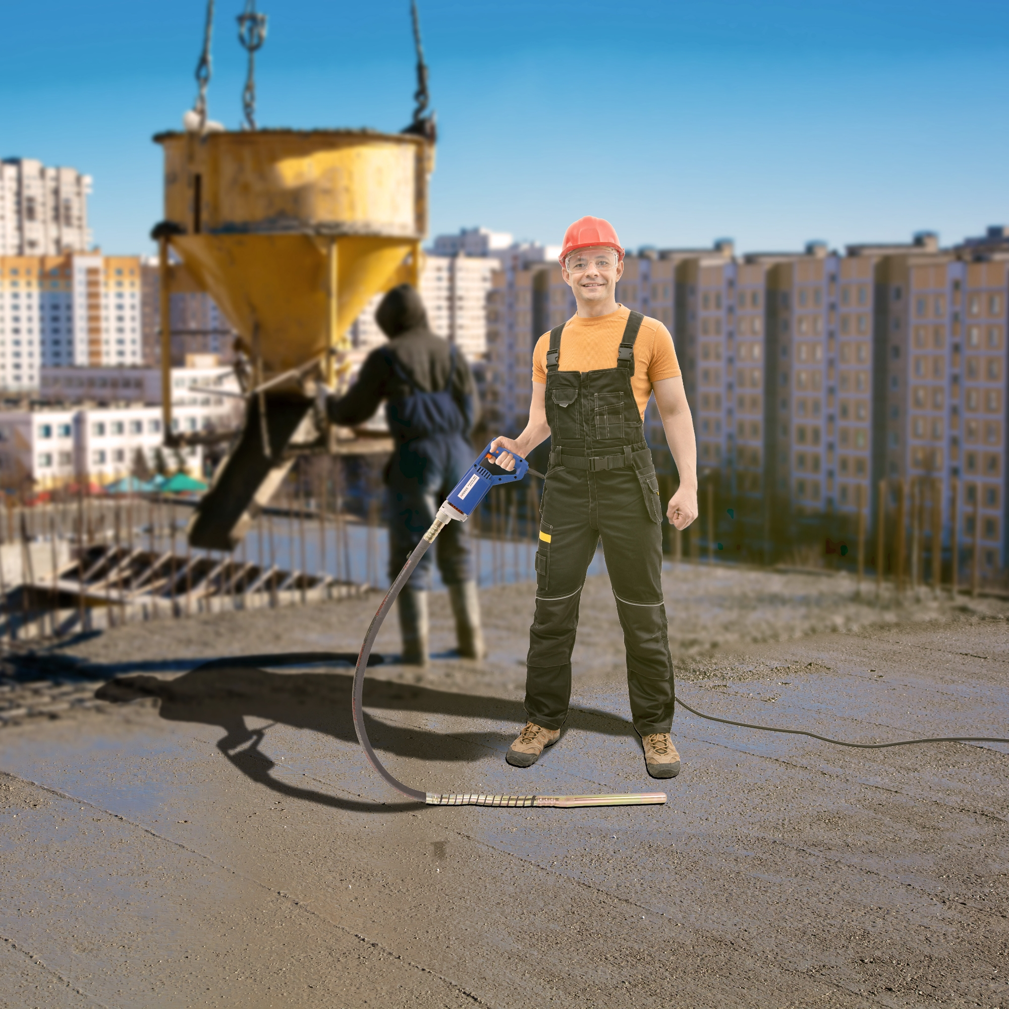 Bauarbeiter hält Rüttelwerkzeug. Ein anderer Arbeiter gießt Beton aus gelbem Behälter.