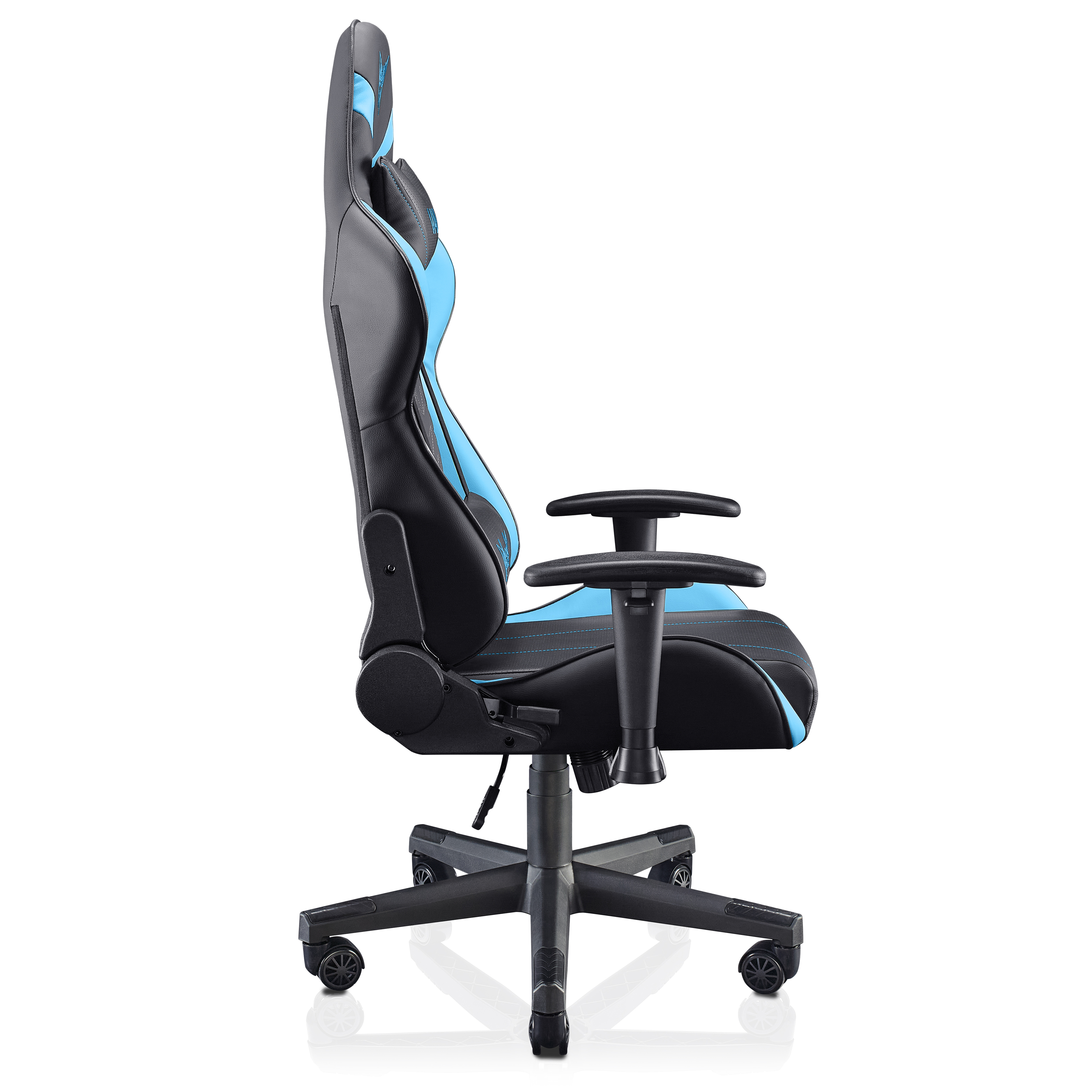 Silla gaming. Color negro y azul. Tiene respaldo y ruedas.