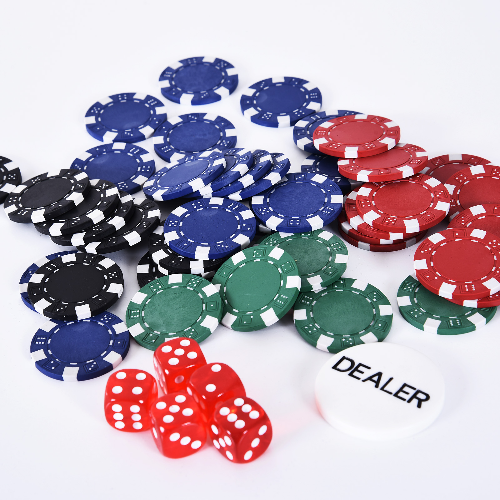 Fiches da poker, dadi e un bottone del dealer sparsi su una superficie bianca.