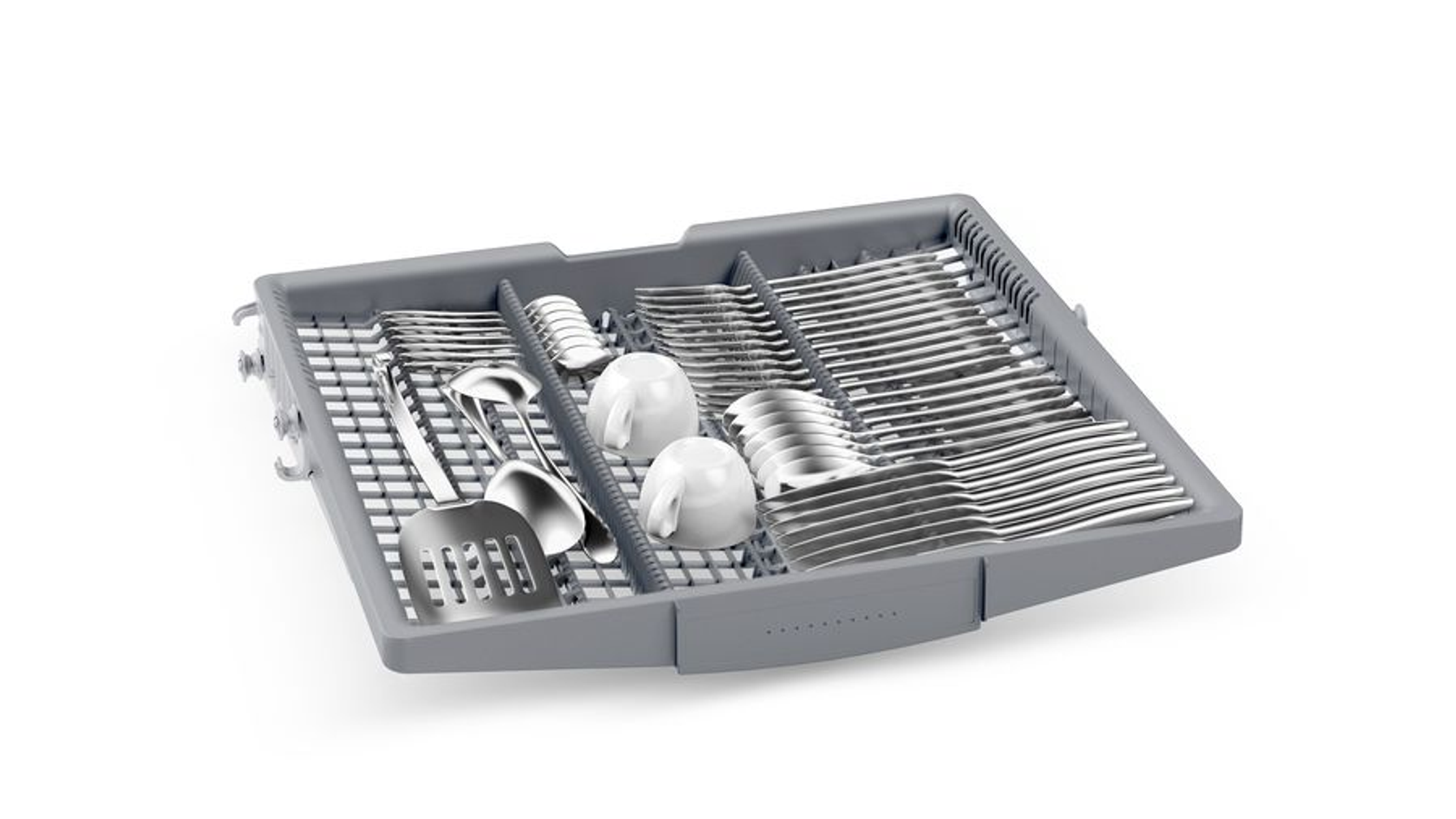 Taca zmywarki z sztućcami, chochlami i małymi białymi filiżankami.