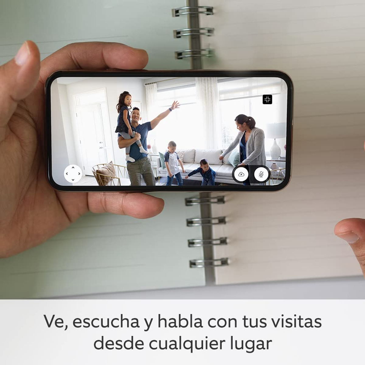 Osoba trzymająca telefon, pokazująca połączenie wideo na żywo z rodziną w salonie.