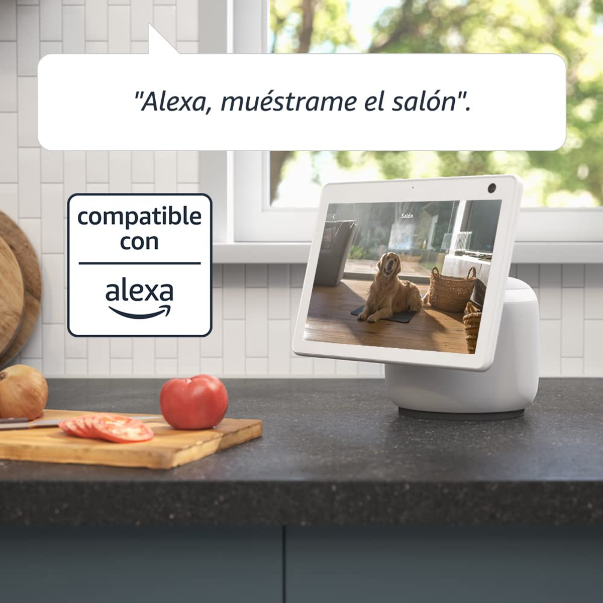 Urządzenie smart home kompatybilne z Alexą na blacie. Tablet pokazuje salon. Tekst: 'Alexa, pokaż salon'.