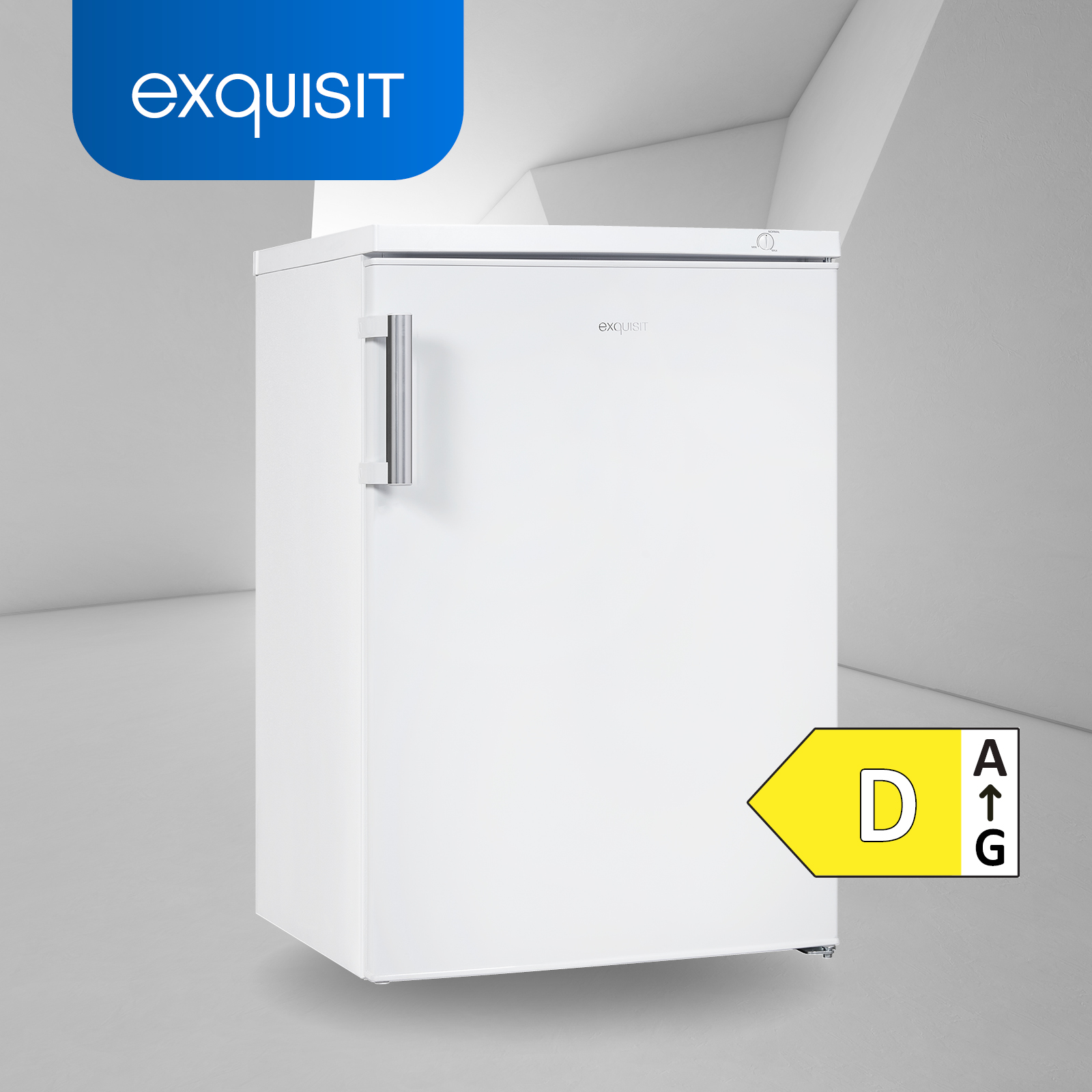 Weißer Kühlschrank mit dem 'exquisit'-Logo und einem Energieeffizienzlabel, vor grauem Hintergrund.