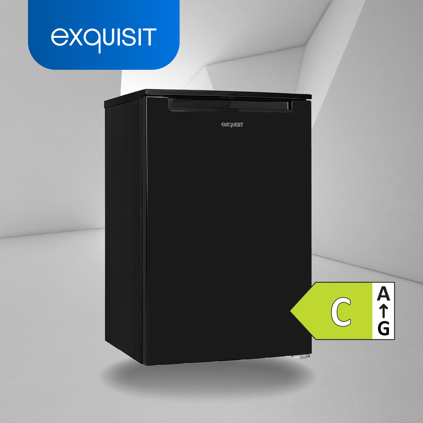 Schwarzer Exquisit-Kühlschrank mit C-Energieeffizienz. Weißer Hintergrund und grünes Energielabel.