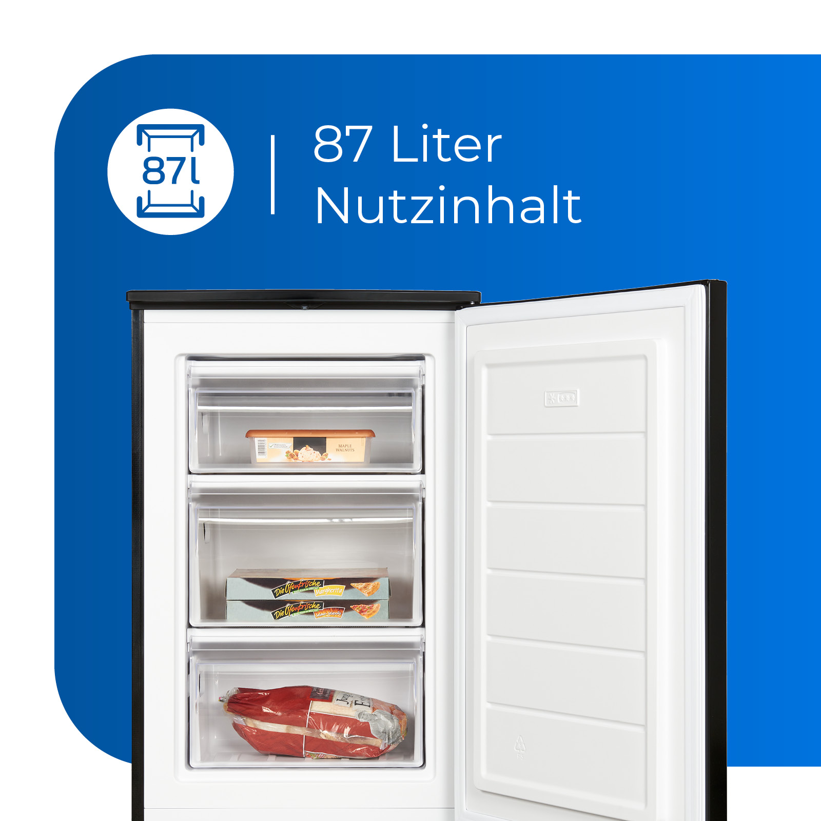 Ein weißer Kühlschrank mit offener Tür. Im Inneren befinden sich Schubladen und Lebensmittelpakete.
