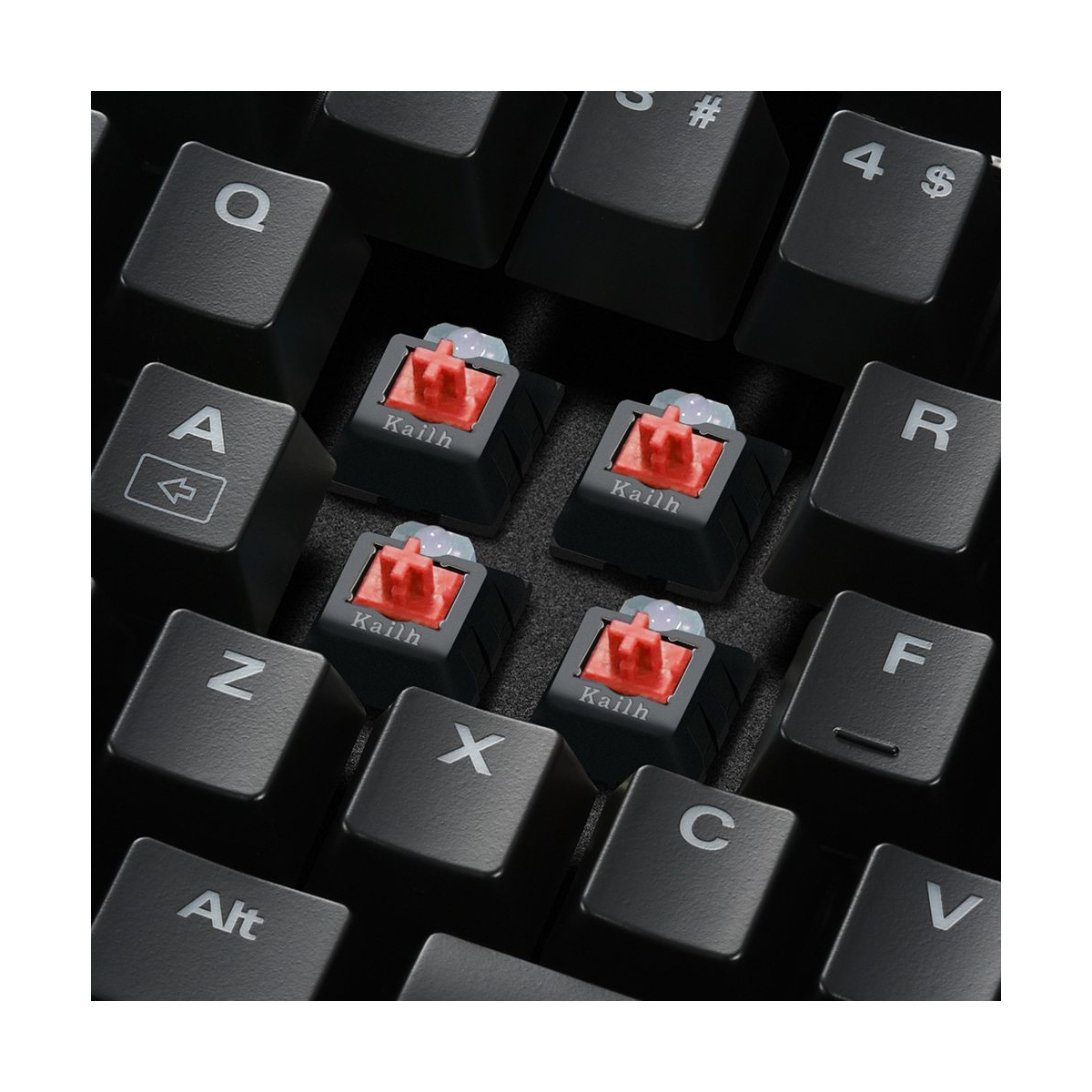 Un primer plano de un teclado con teclas negras e interruptores Kailh rojos.