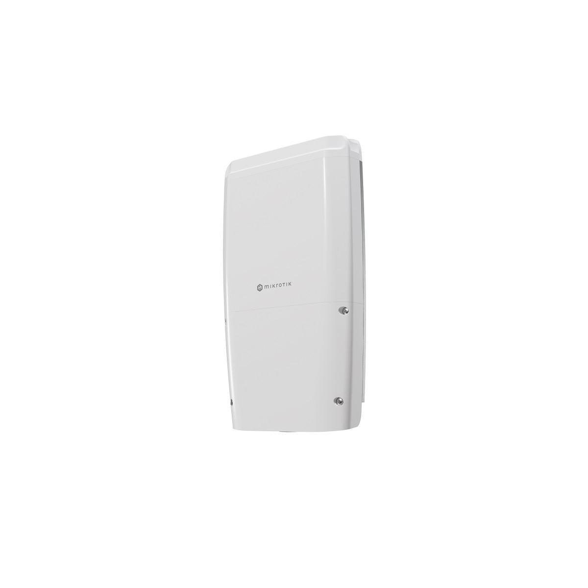 Weißes rechteckiges Gerät mit Mikrotik-Logo. Das Gerät ist auf weißem Hintergrund montiert.