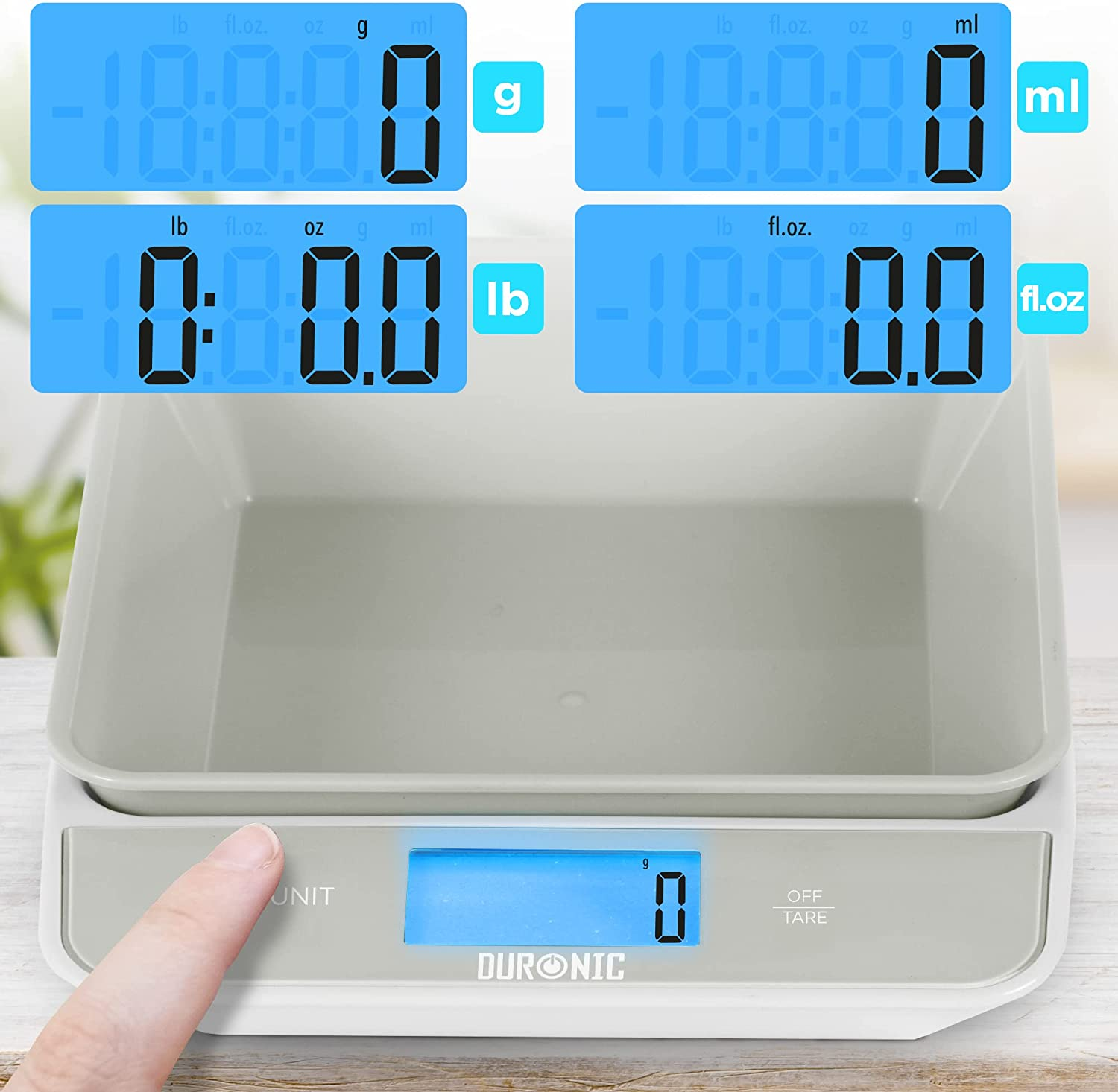 Digitale Waage mit vier Anzeigen, die Nullen und Maßeinheiten anzeigen. Finger berührt die Einheitentaste.