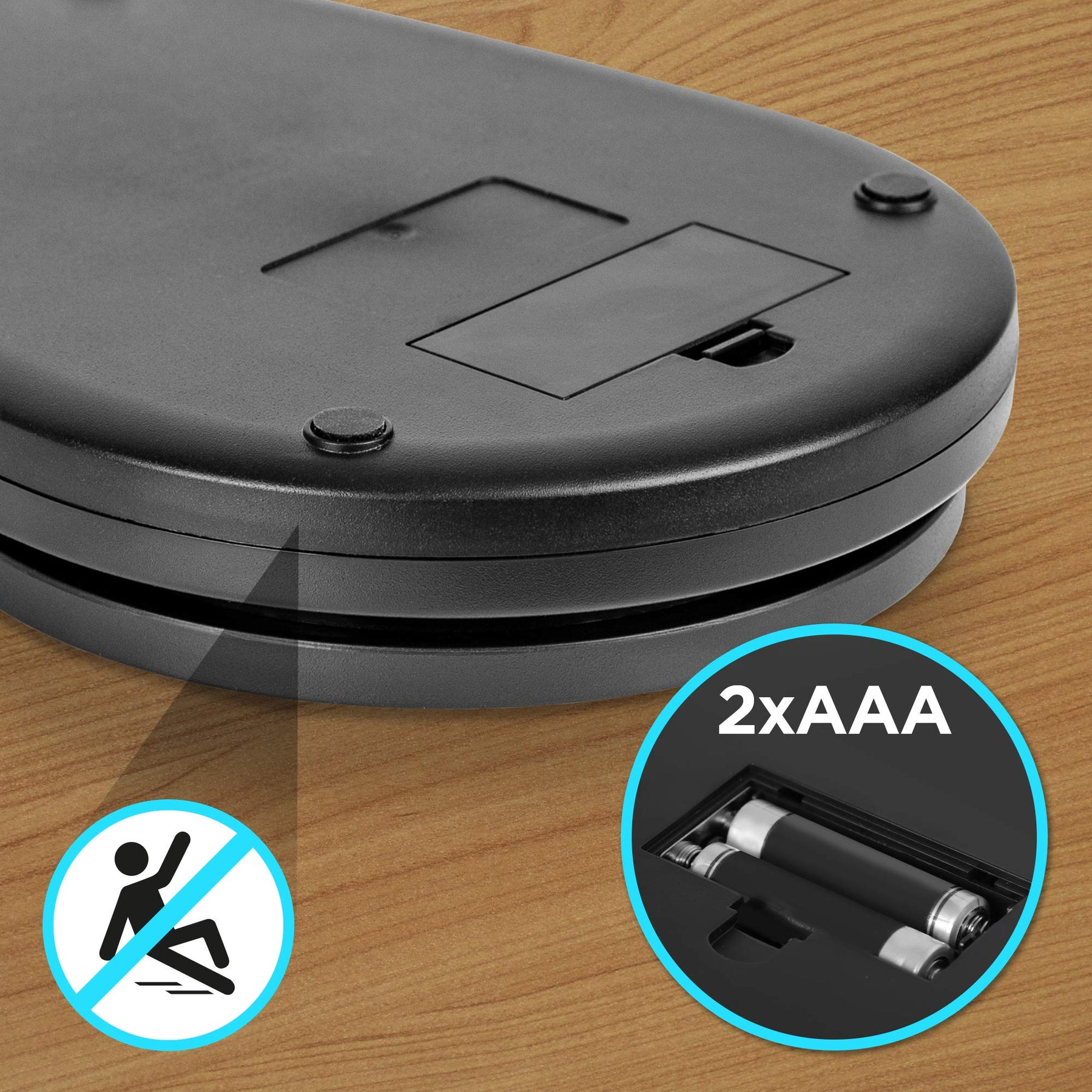 Eine schwarze Waage mit zwei Batterien und ein Anti-Rutsch-Symbol sind sichtbar. Der Hintergrund ist Holz.
