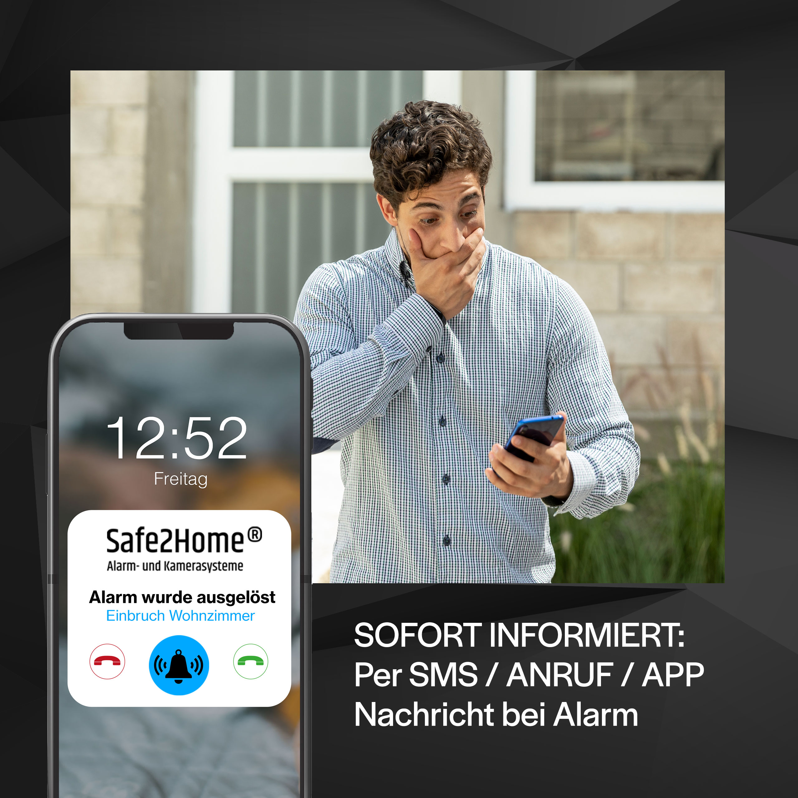 Mann reagiert auf Telefon-Alarm. Telefon zeigt Alarm im Wohnzimmer ausgelöst.