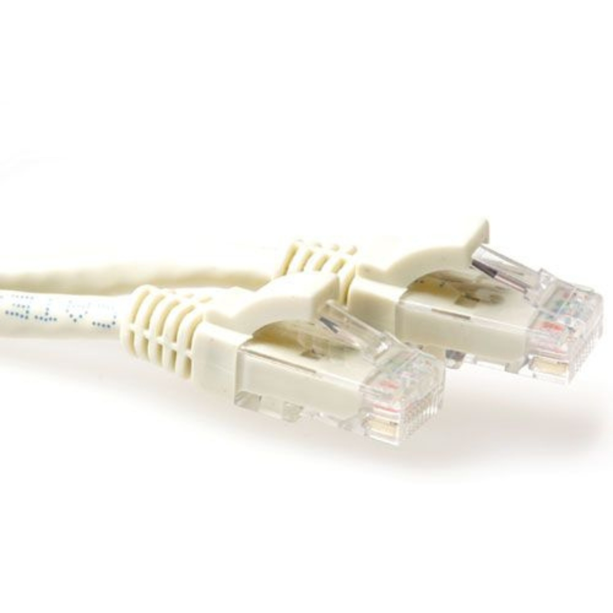 Zwei weiße Netzwerkkabel mit Steckern. Stecker haben transparente Kunststoffgehäuse.