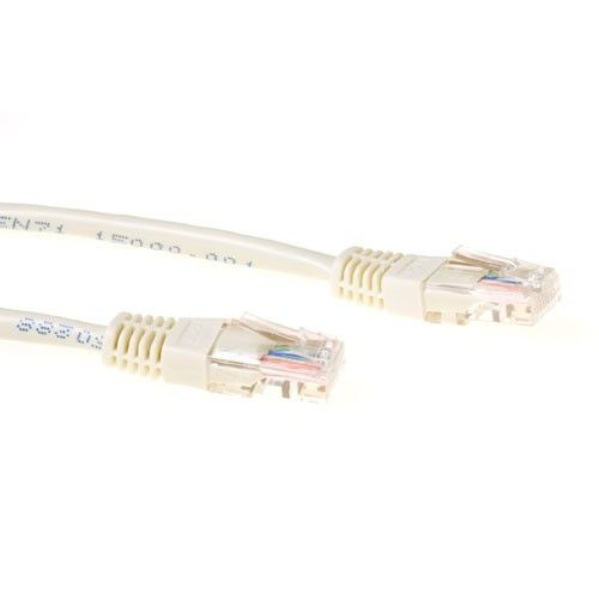 Zwei weiße Netzwerkkabel mit beigefarbenen Steckern und durchsichtigen Kunststoffenden. Kabel auf weißem Hintergrund.