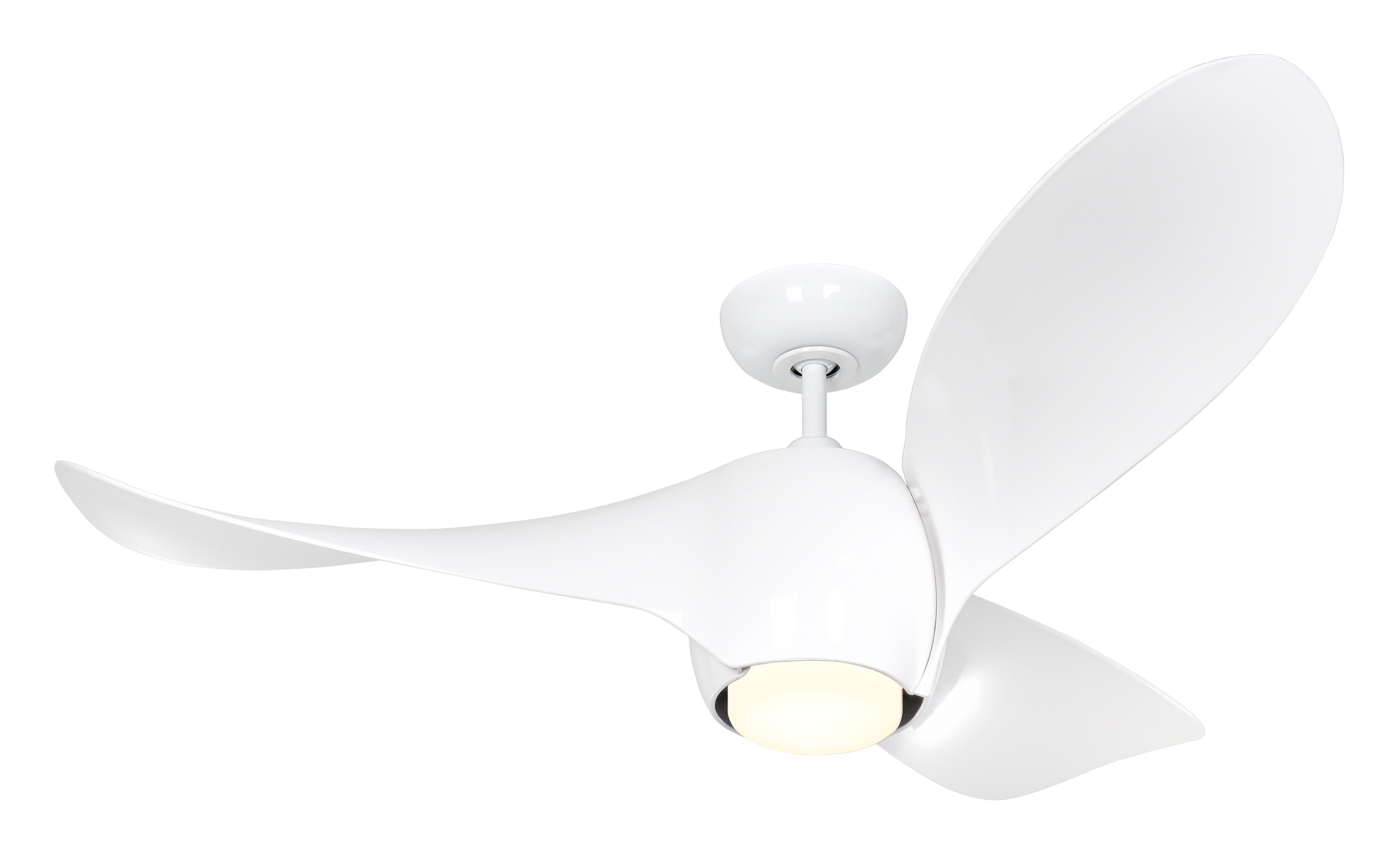 Un ventilatore da soffitto bianco con tre pale curve e un apparecchio di illuminazione al centro.