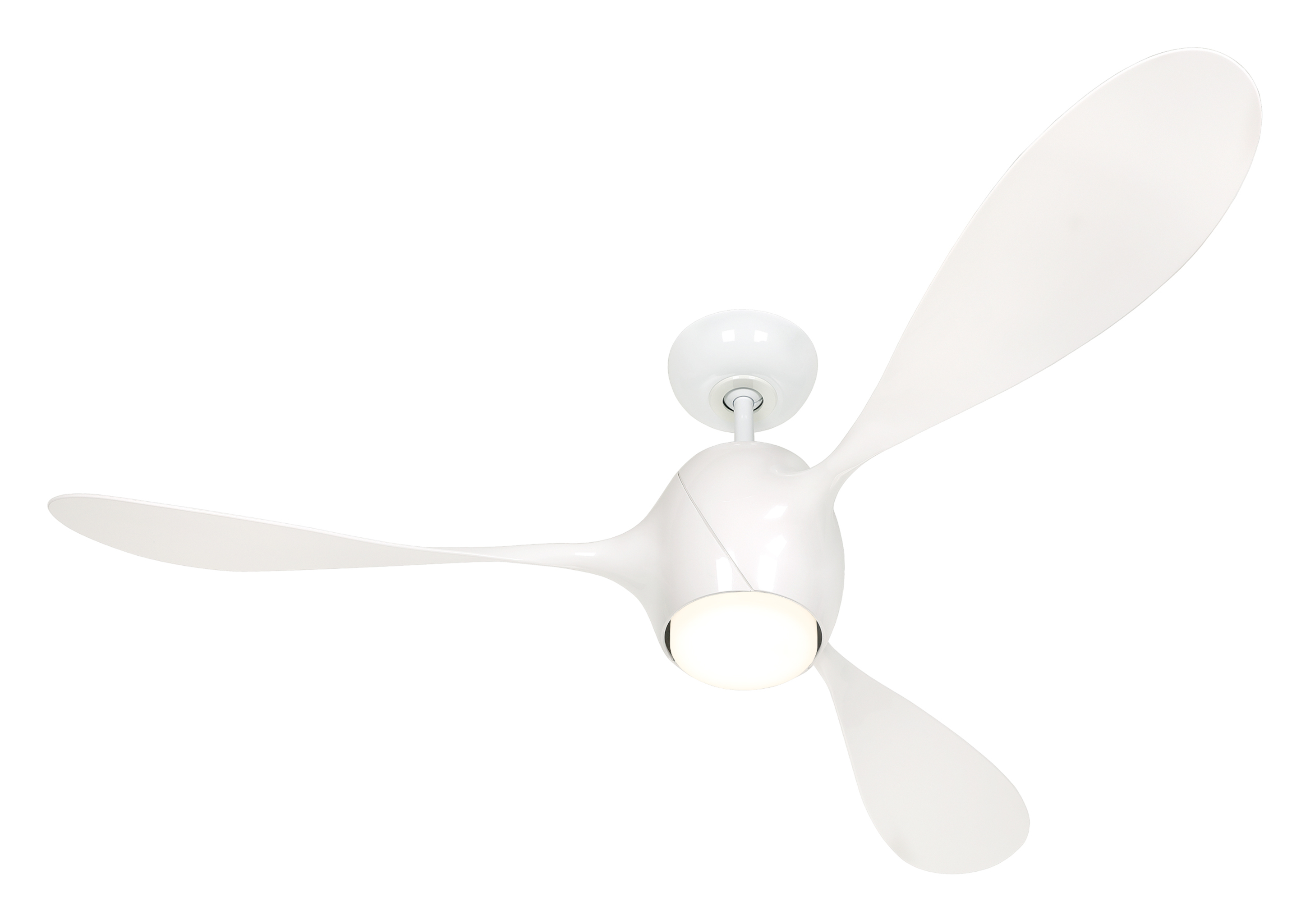 Ein weißer Deckenventilator mit drei gebogenen Flügeln und einem weißen Licht. Er ist an einer weißen Decke montiert.