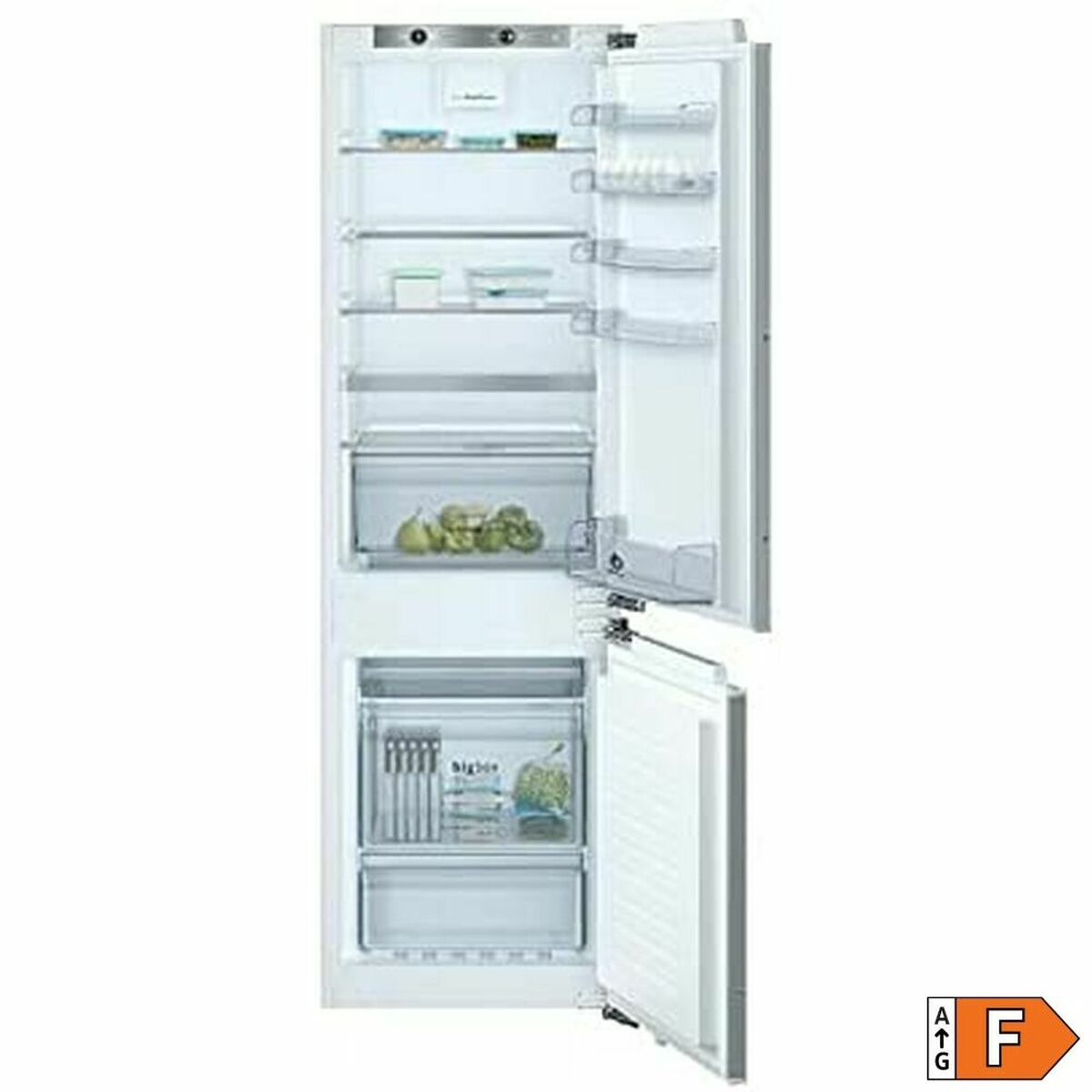 Refrigerador blanco con puerta abierta, mostrando estantes con comida y cajones.