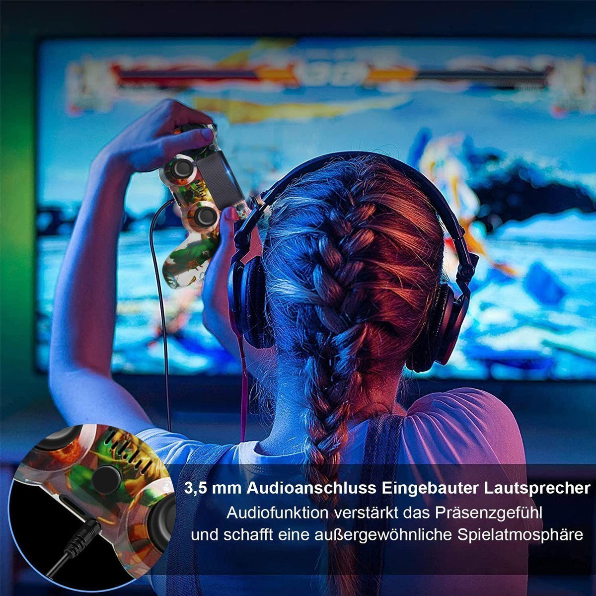 Eine Person spielt ein Videospiel mit Controller und Kopfhörern.