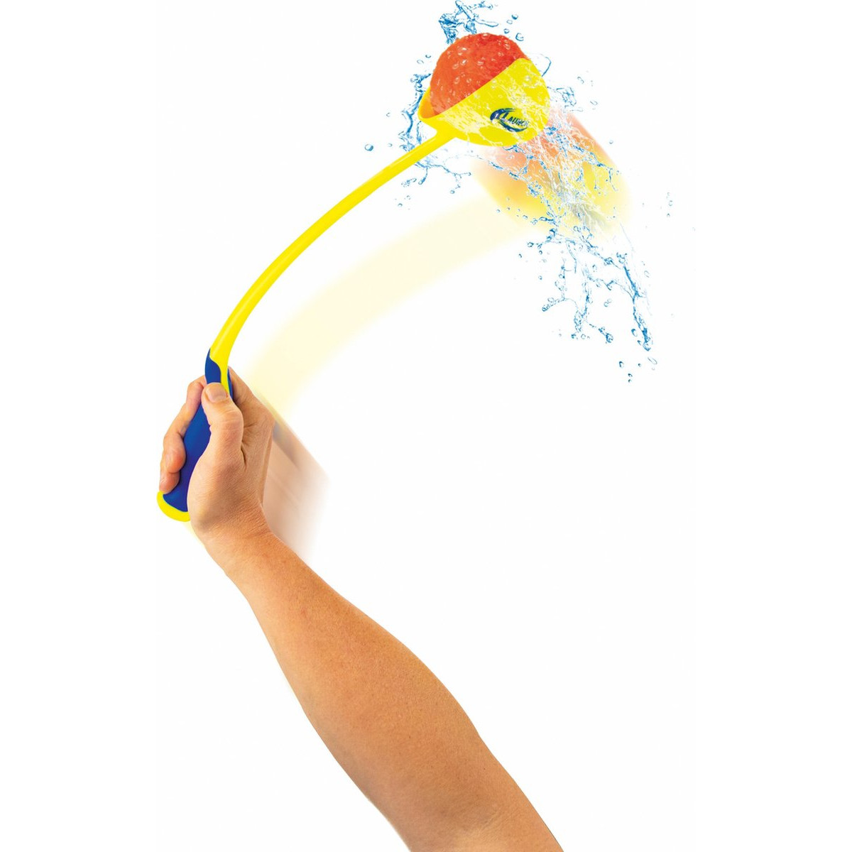 Hand hält Wasserspielzeug, das Wasser versprüht. Spielzeug hat roten und gelben Kopf. Wasser spritzt heraus.