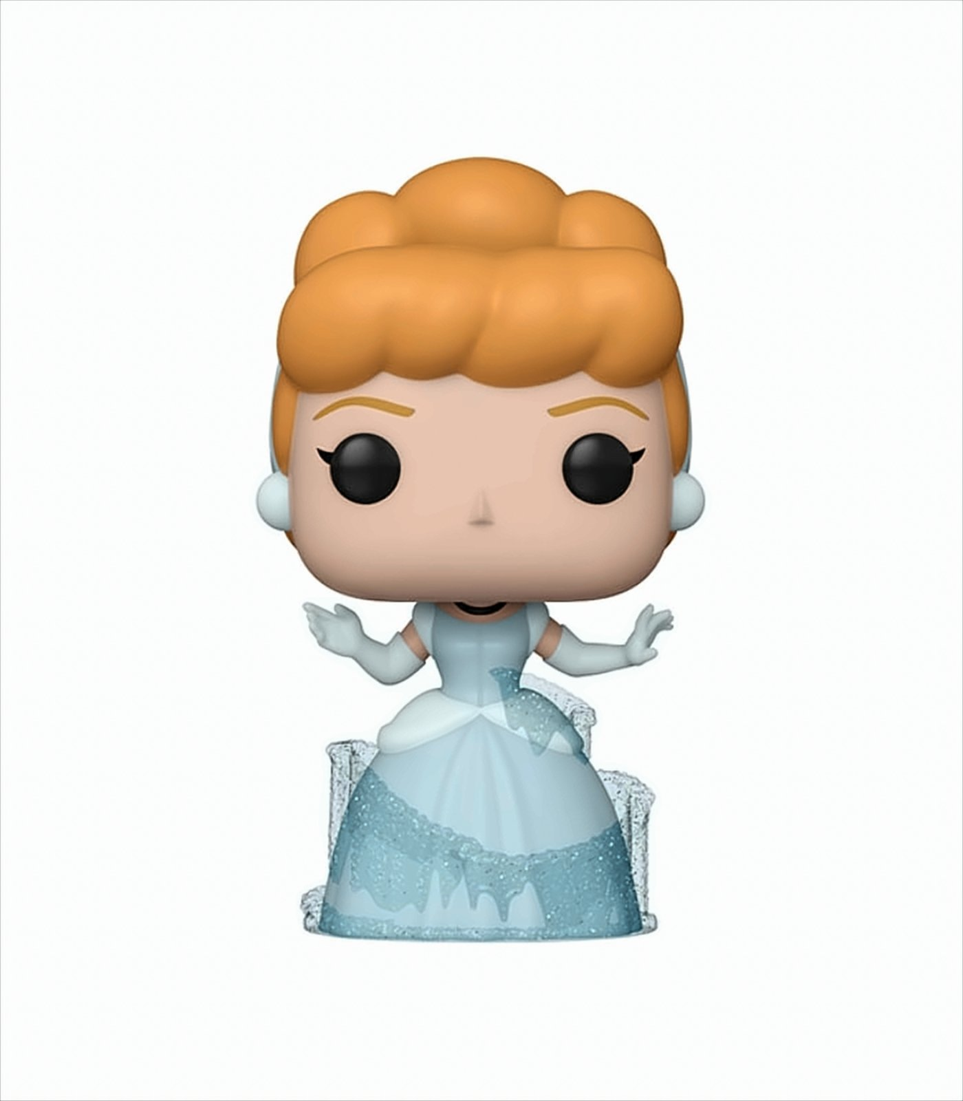 Figurina di Cenerentola nel suo vestito blu, braccia aperte, su sfondo bianco.