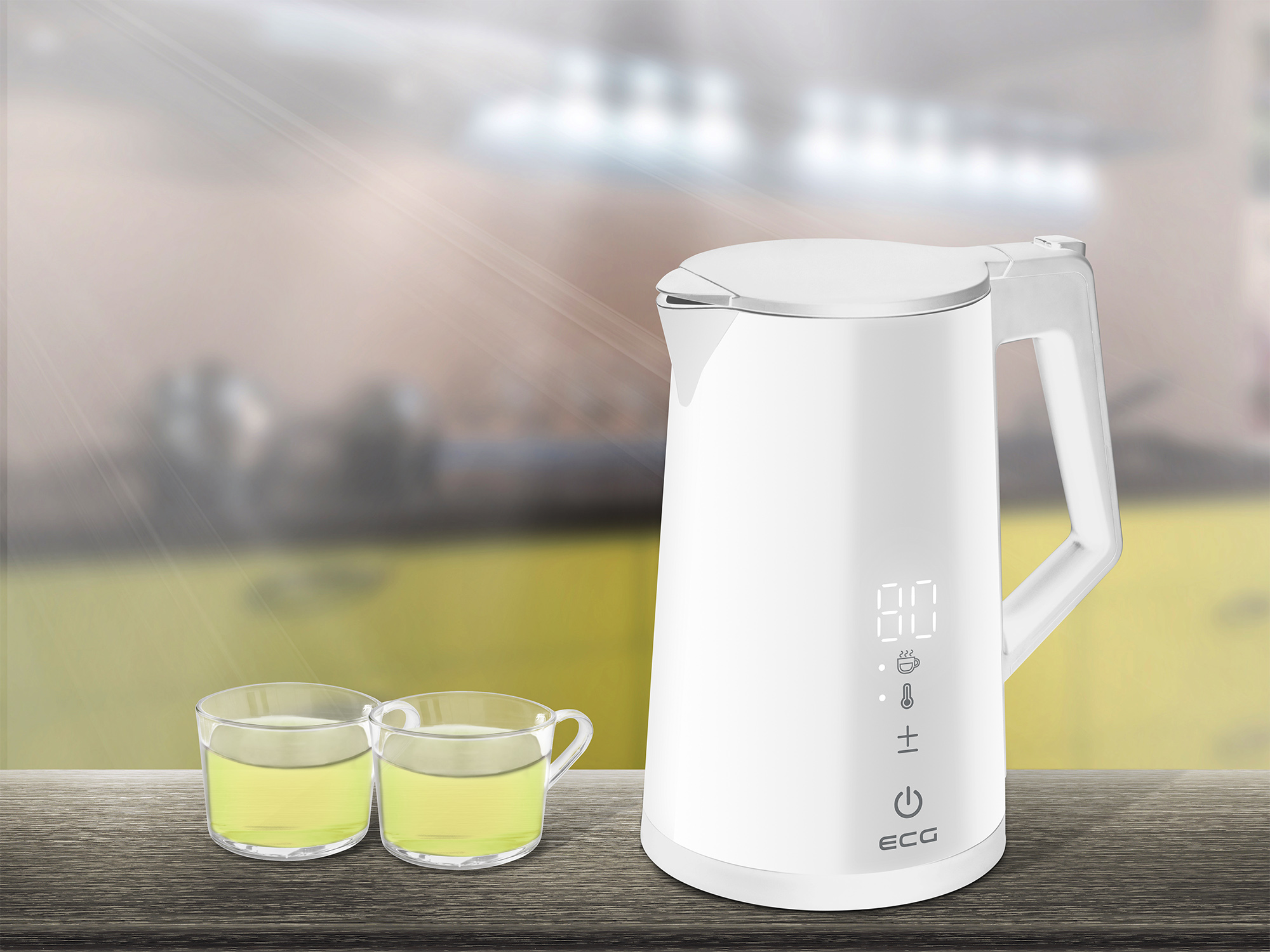 Biały czajnik elektryczny z cyfrowym wyświetlaczem i dwoma szklankami herbaty. Drewniany stół i rozmyte tło.