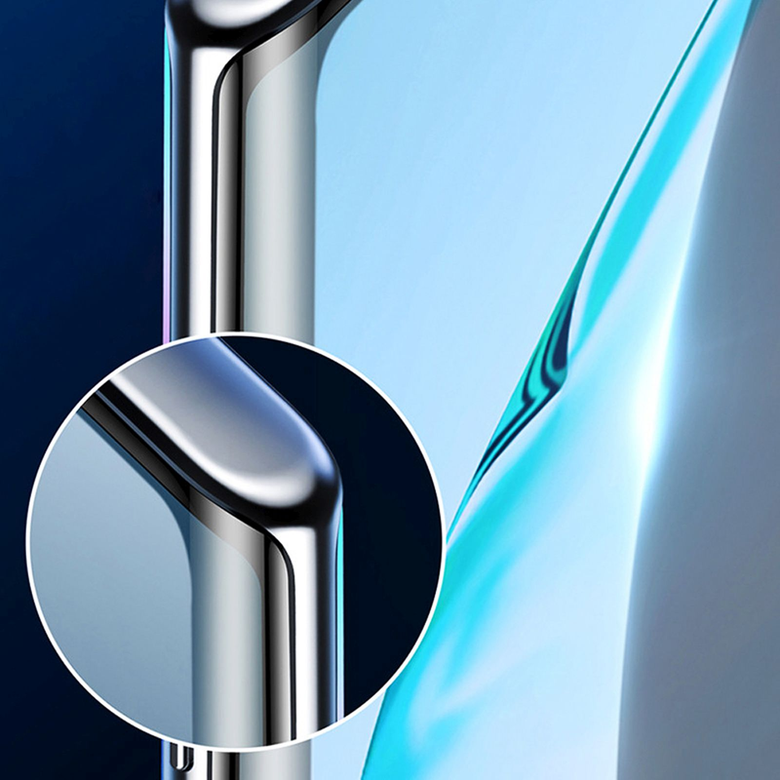 Nahaufnahme eines gebogenen silbernen Metallobjekts mit blau-weißem Hintergrund.