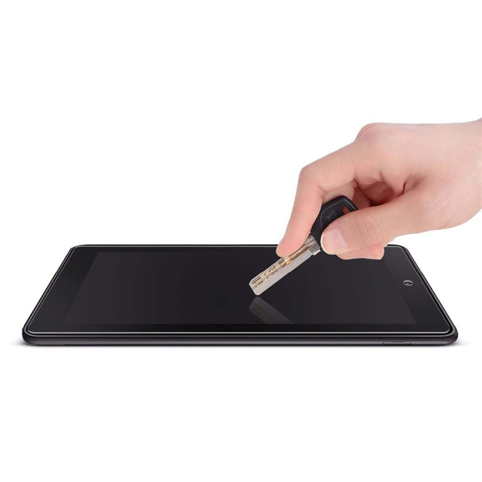 Una chiave tocca lo schermo di un tablet, mostrando la resistenza della superficie.