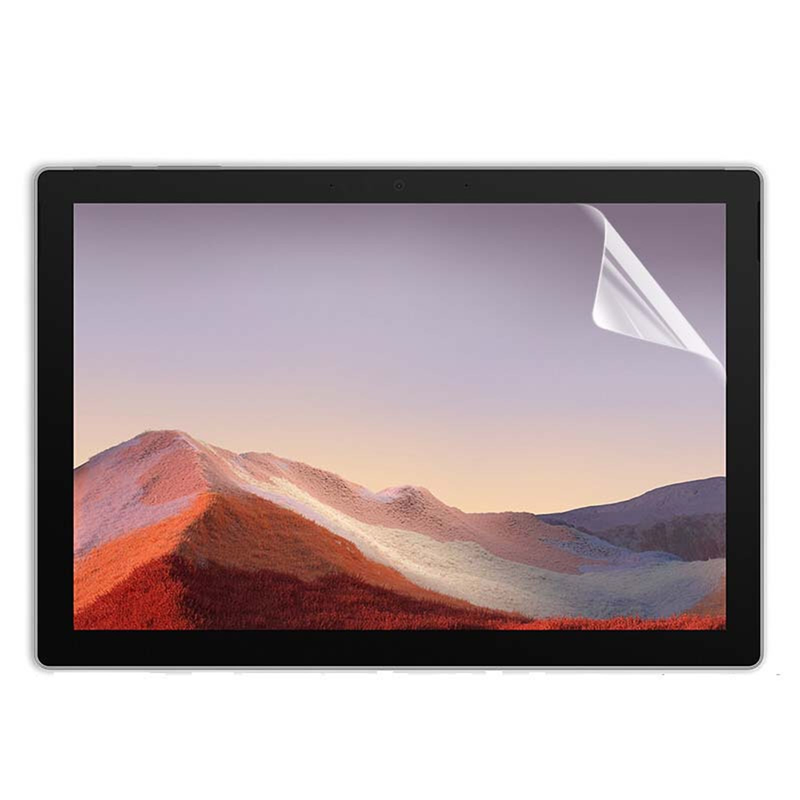 Un tablet con una protezione schermo parzialmente applicata, che mostra un paesaggio colorato.