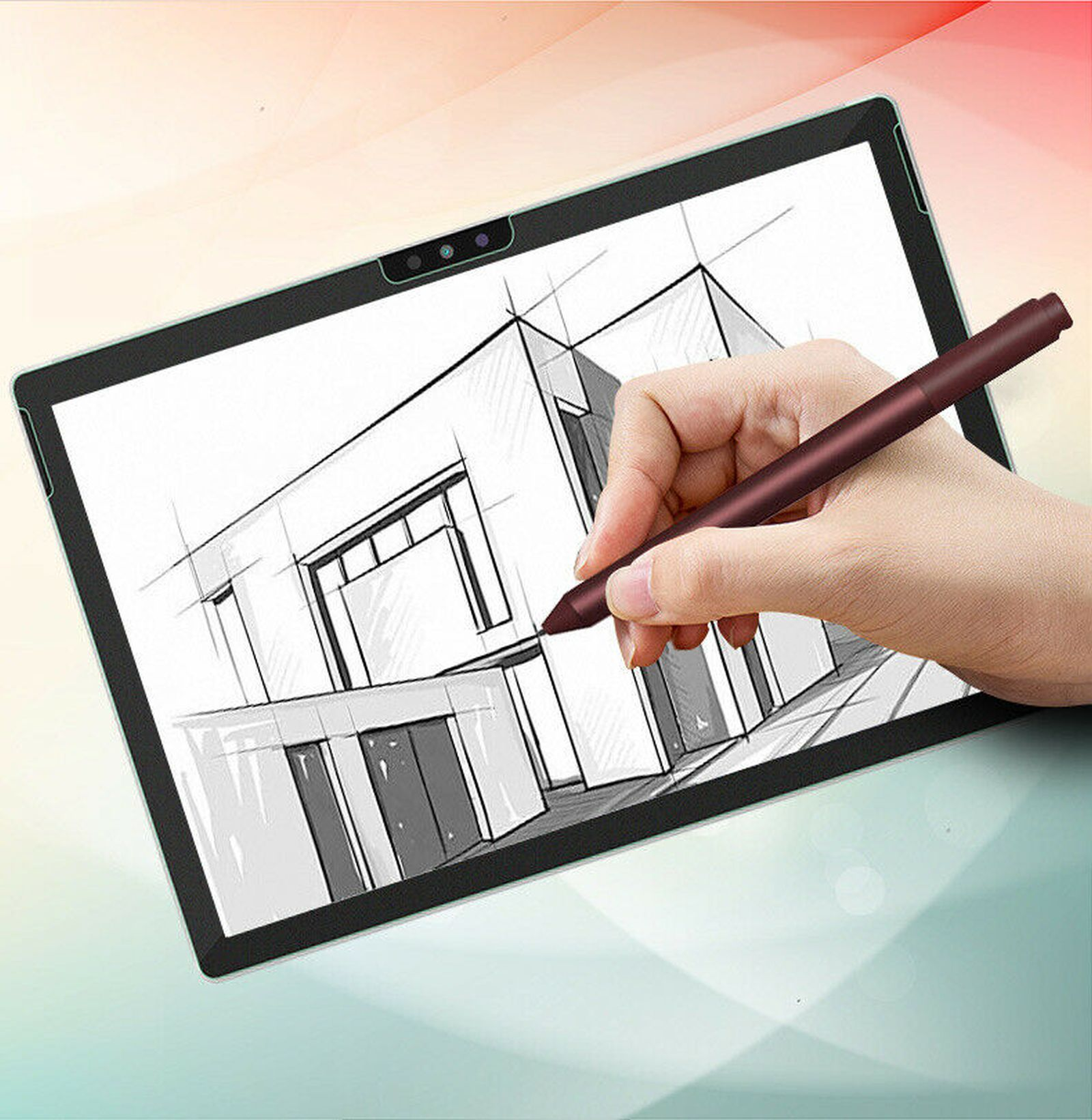 Una mano che tiene uno stilo disegnando su un tablet che mostra uno schizzo di un edificio.