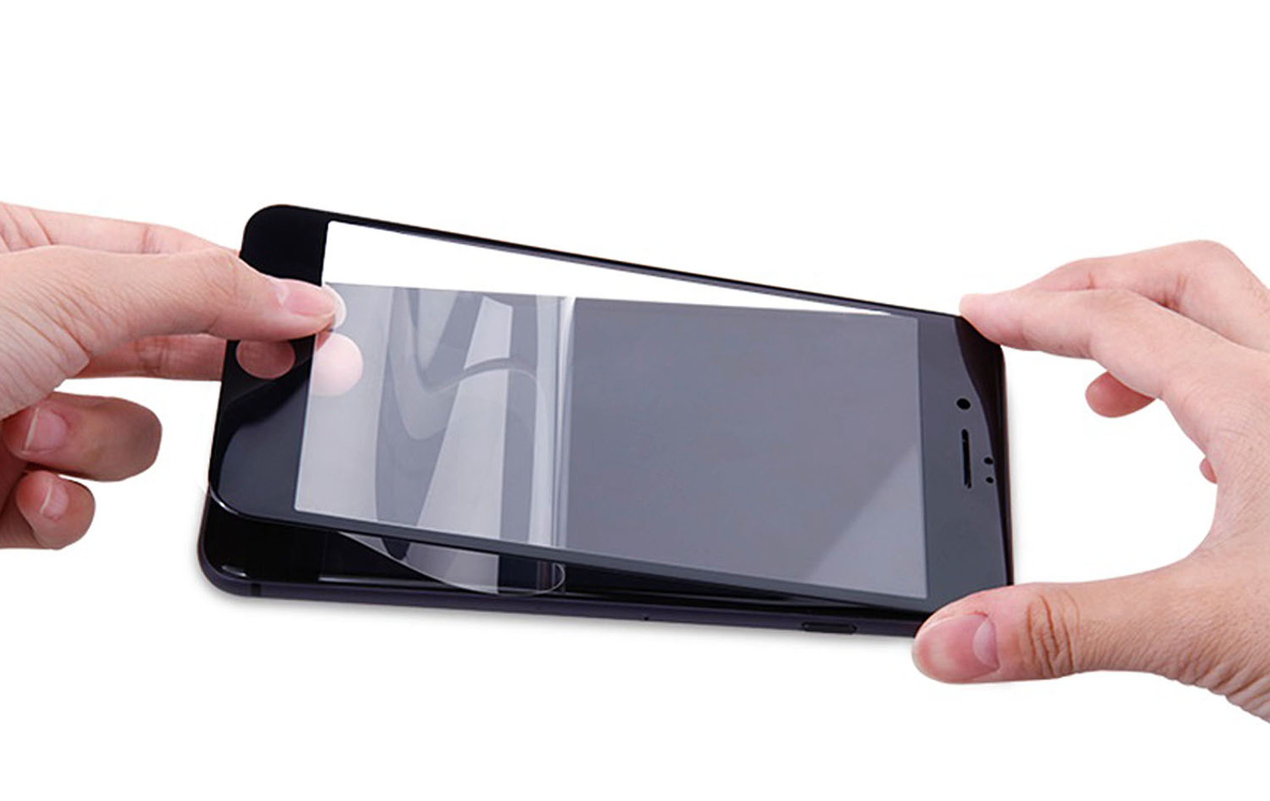 Hände halten eine Displayschutzfolie über einem schwarzen Telefon. Telefonbildschirm ist schwarz. Weißer Hintergrund.