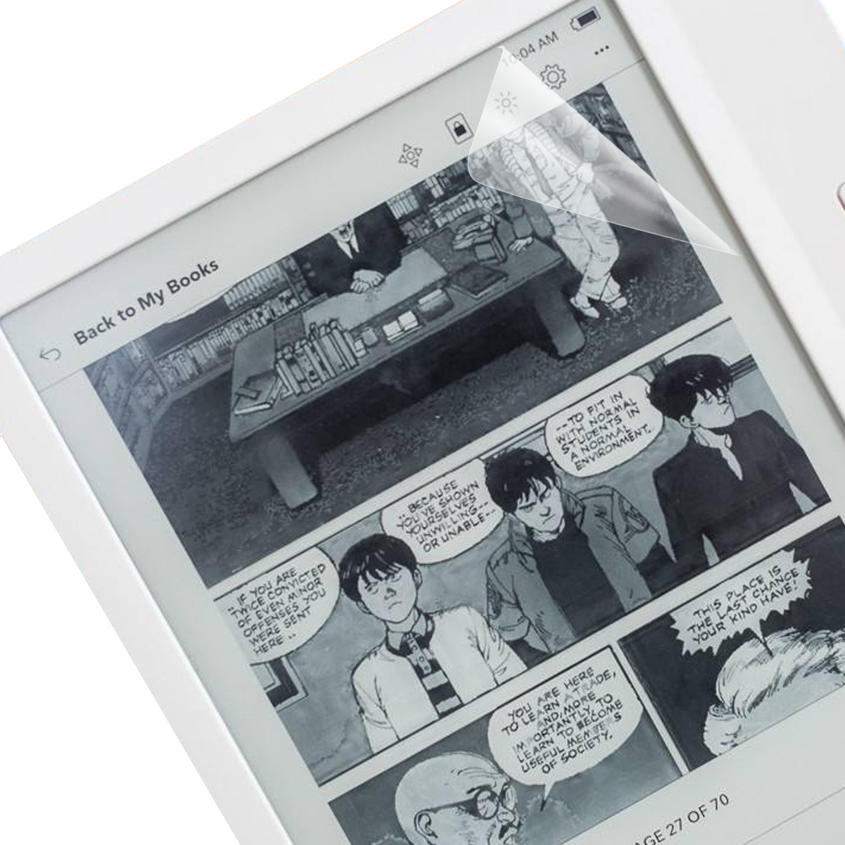 E-reader che mostra una pagina di fumetti. È applicata una protezione schermo. Sfondo bianco.