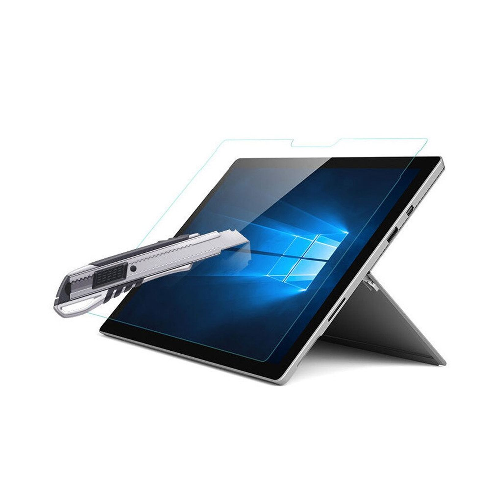 Un tablet con una protezione schermo e un taglierino su sfondo bianco.
