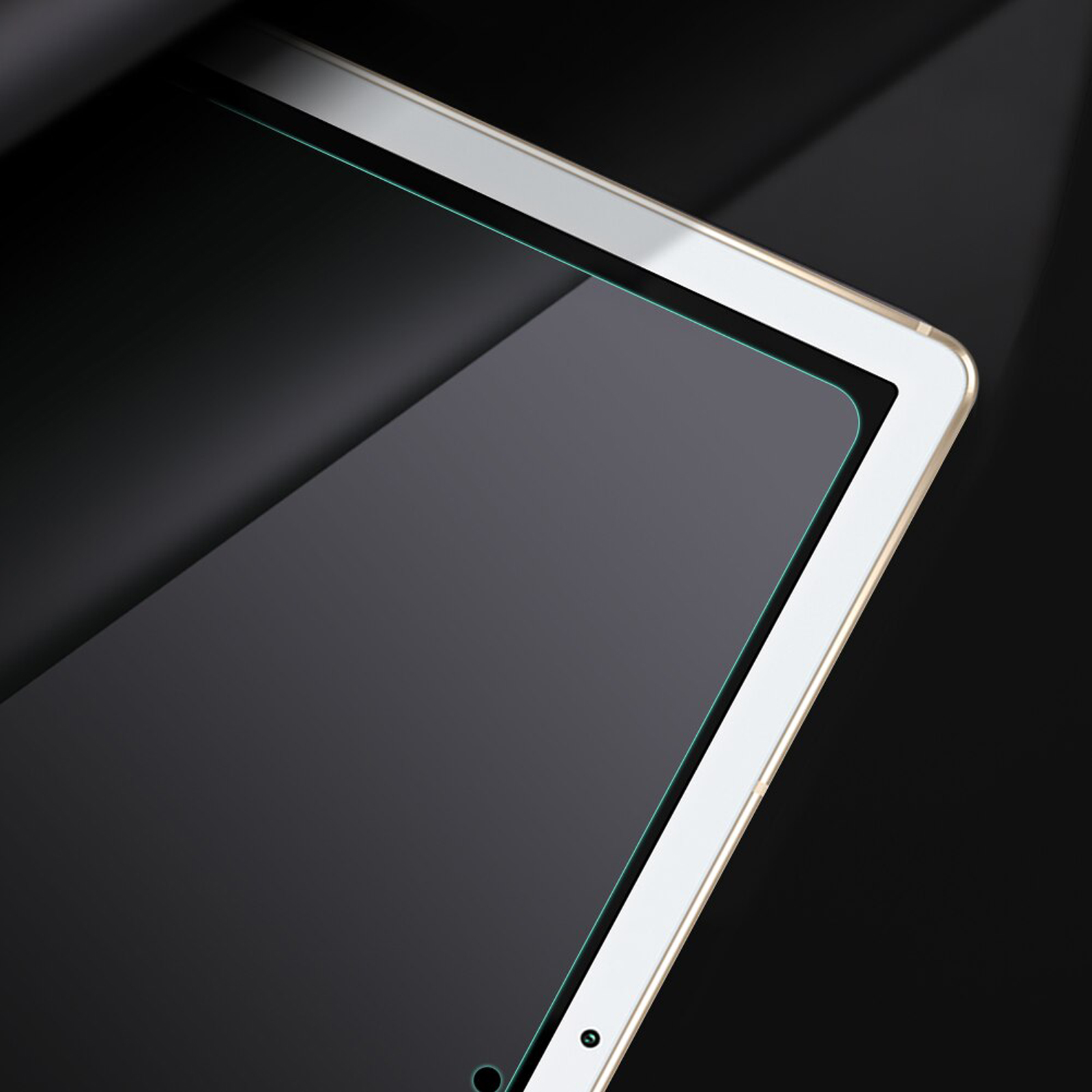 Primo piano di un tablet, parzialmente coperto da una protezione schermo. Sfondo nero.