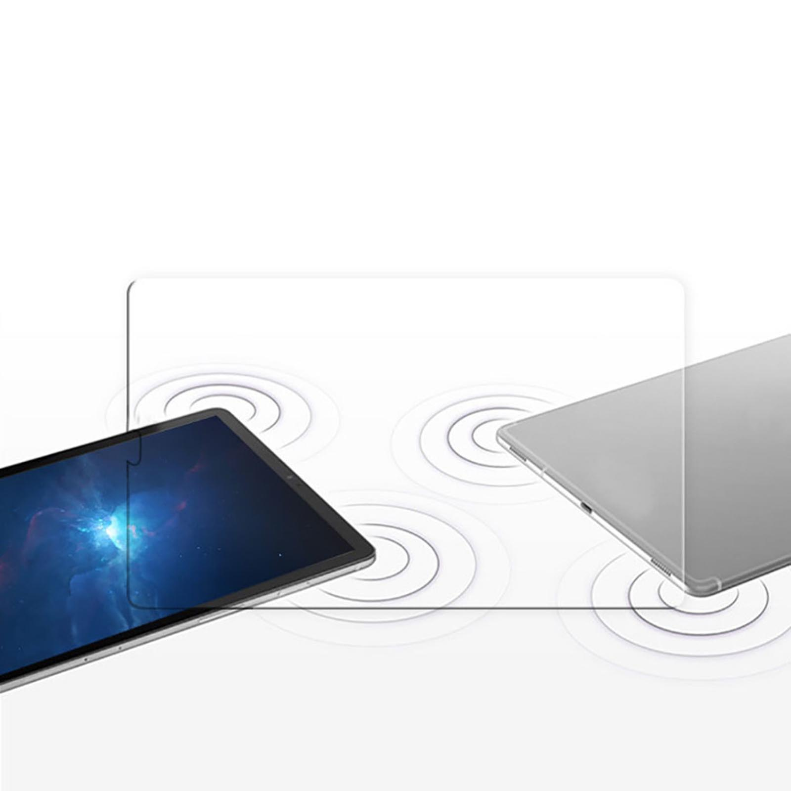 Due tablet su una superficie bianca. Uno mostra un'immagine della galassia blu. Entrambi sono grigi. Effetti di increspatura bianca.
