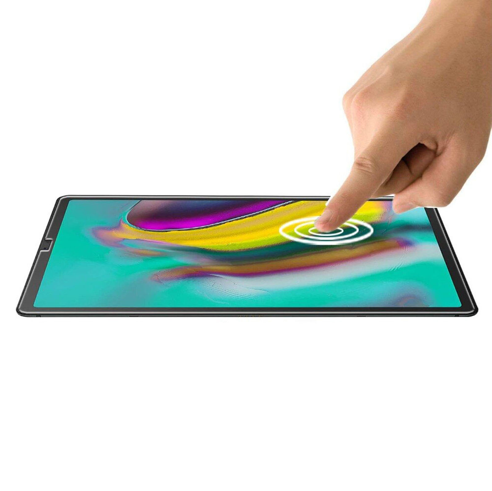 Mano che tocca lo schermo del tablet, mostrando un effetto luce. Sfondo bianco.