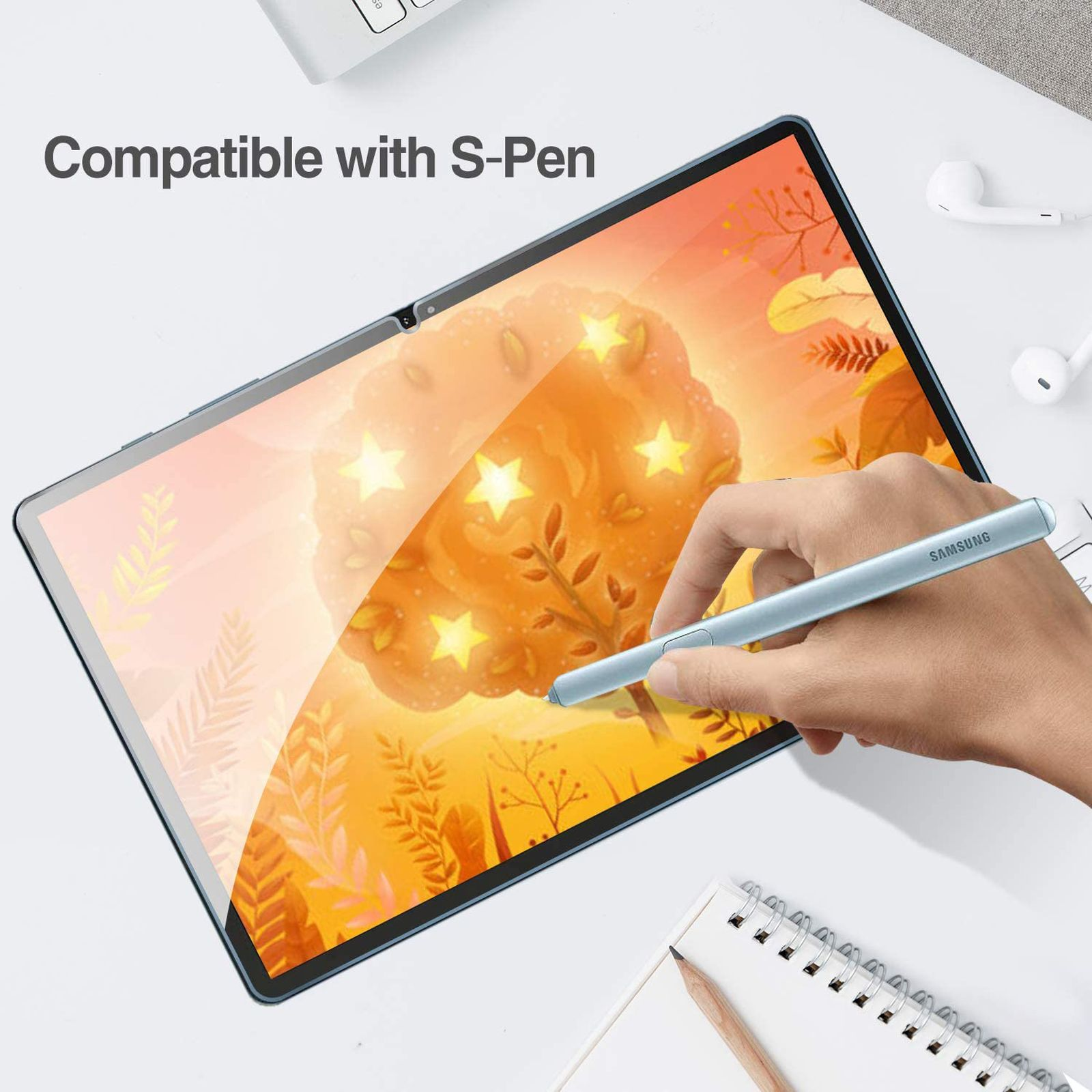 Tablet con penna in mano. Lo schermo mostra un'immagine colorata. Il tablet è su una scrivania.