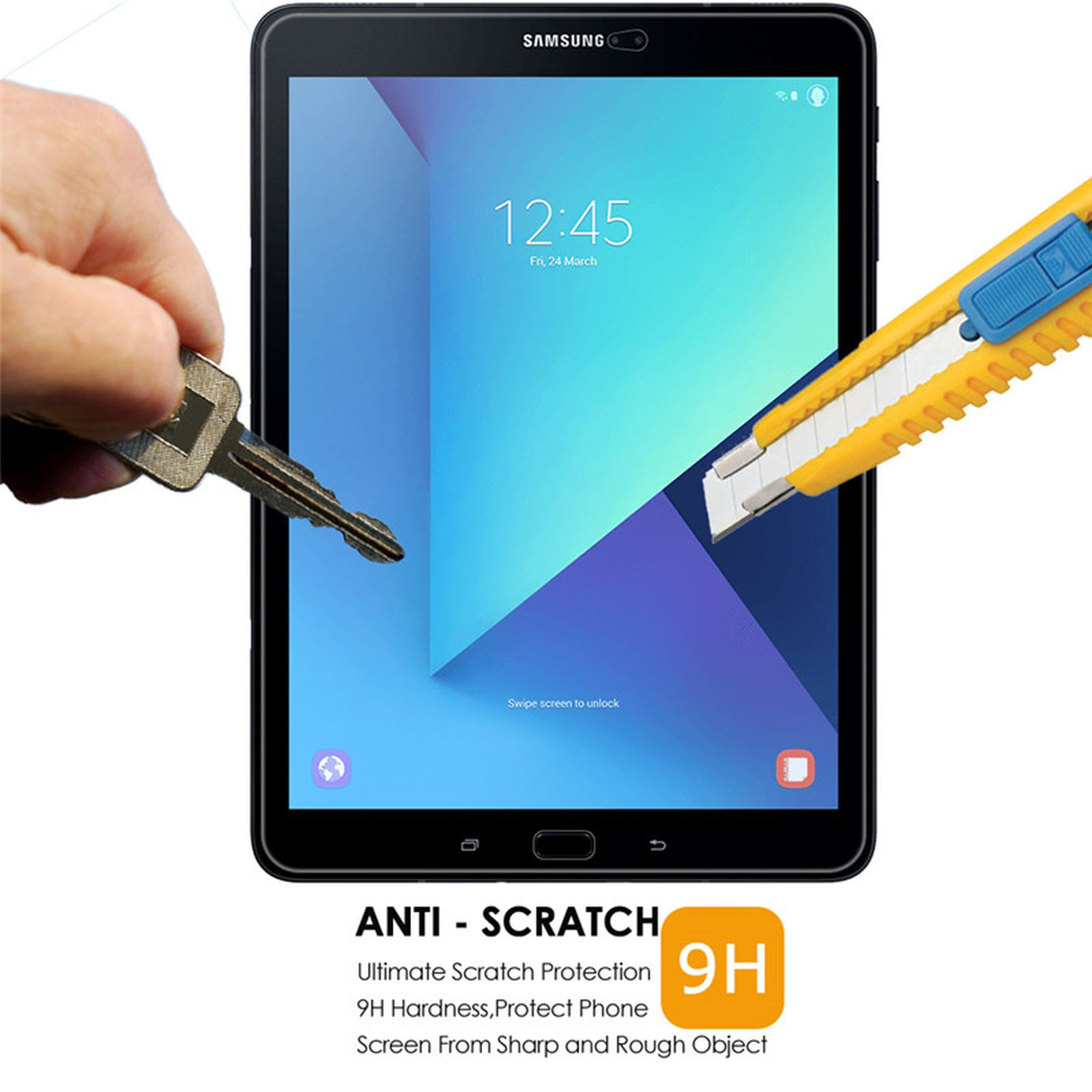 Tablet wird mit einem Cutter geschnitten, während Schlüssel links liegen. Anti-Kratz-Etikett sichtbar.