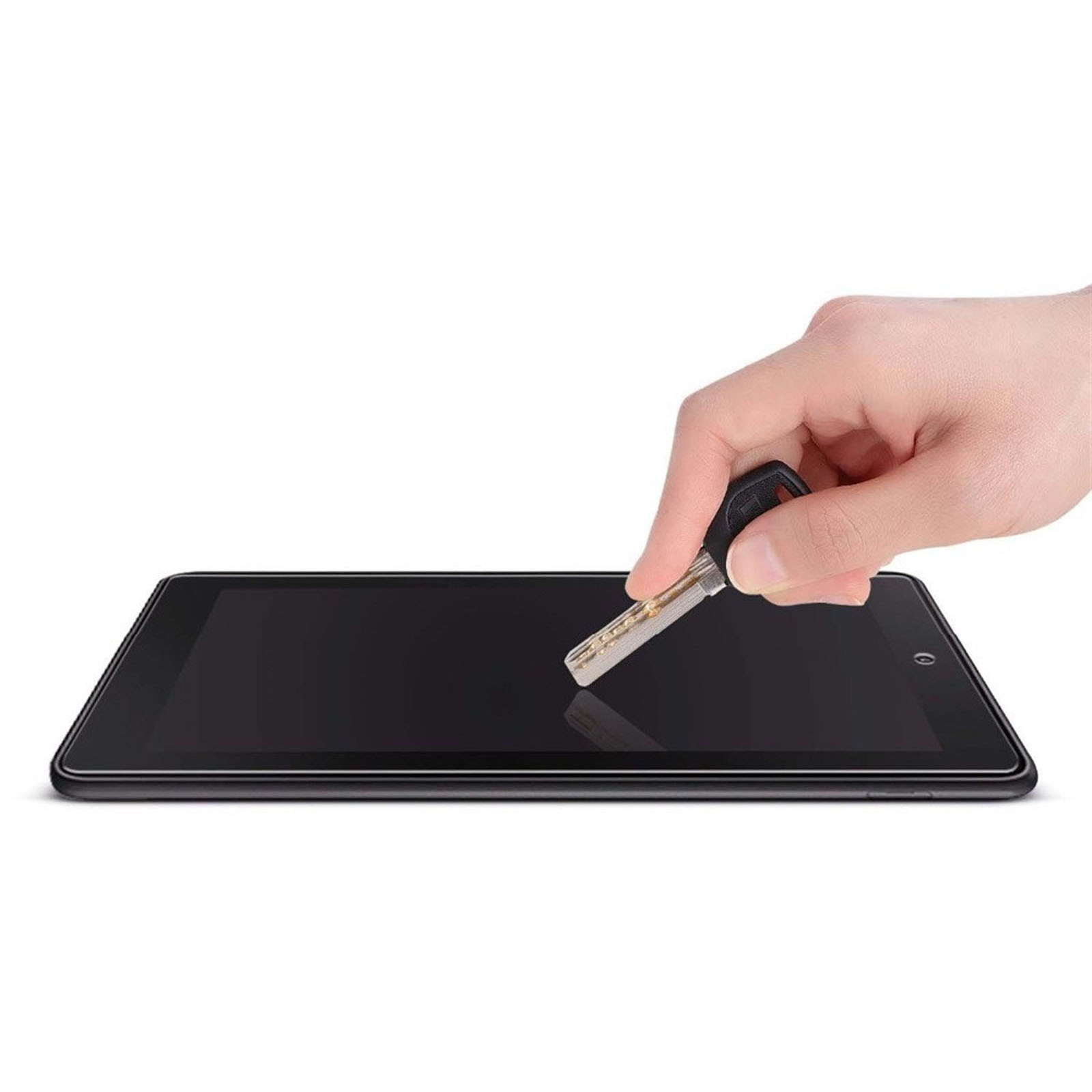 Mano che posiziona una chiave sullo schermo di un tablet nero, forse per testare un proteggi schermo.