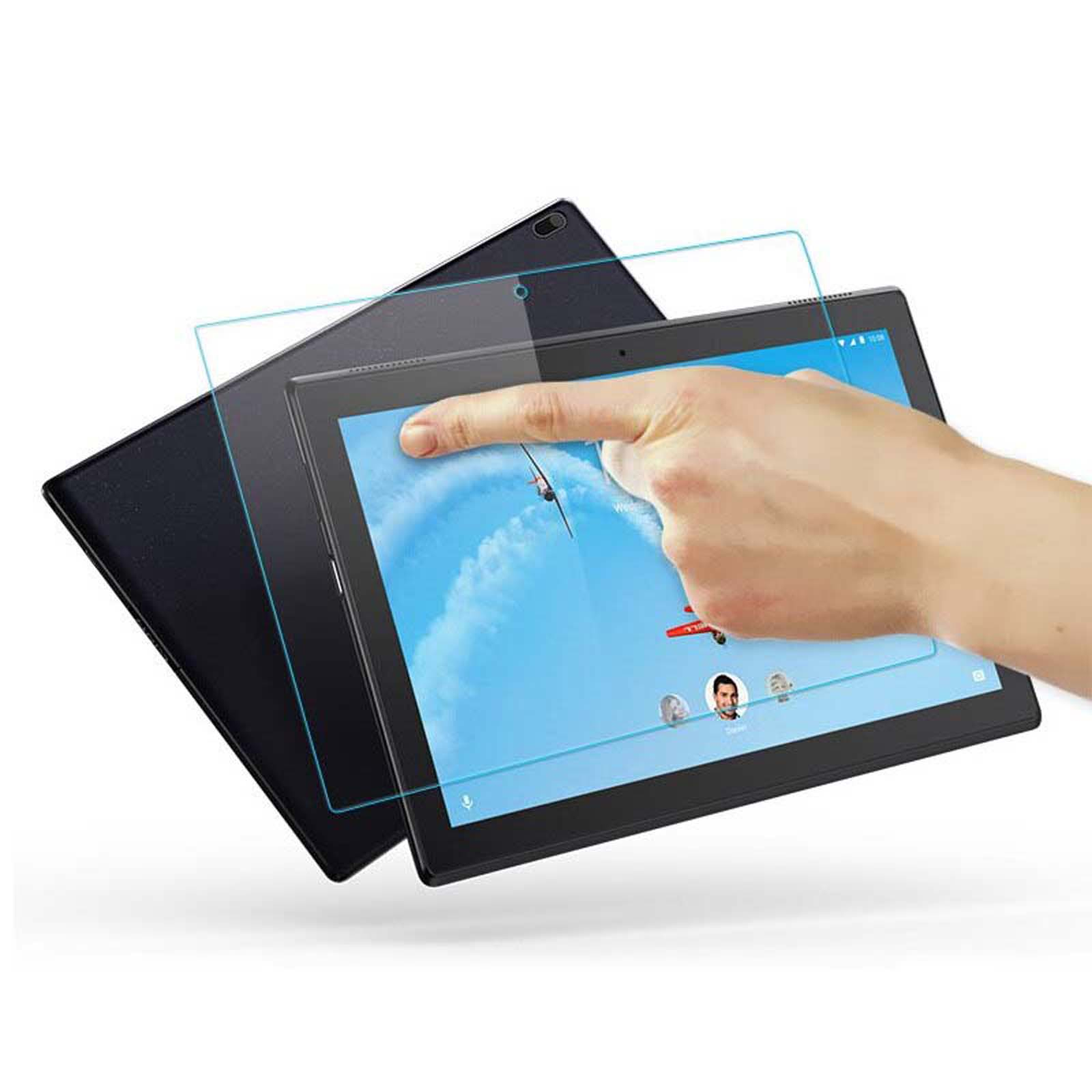 Tablet e protezione schermo. Una mano tocca lo schermo. Sfondo bianco. Protezione in fase di applicazione.