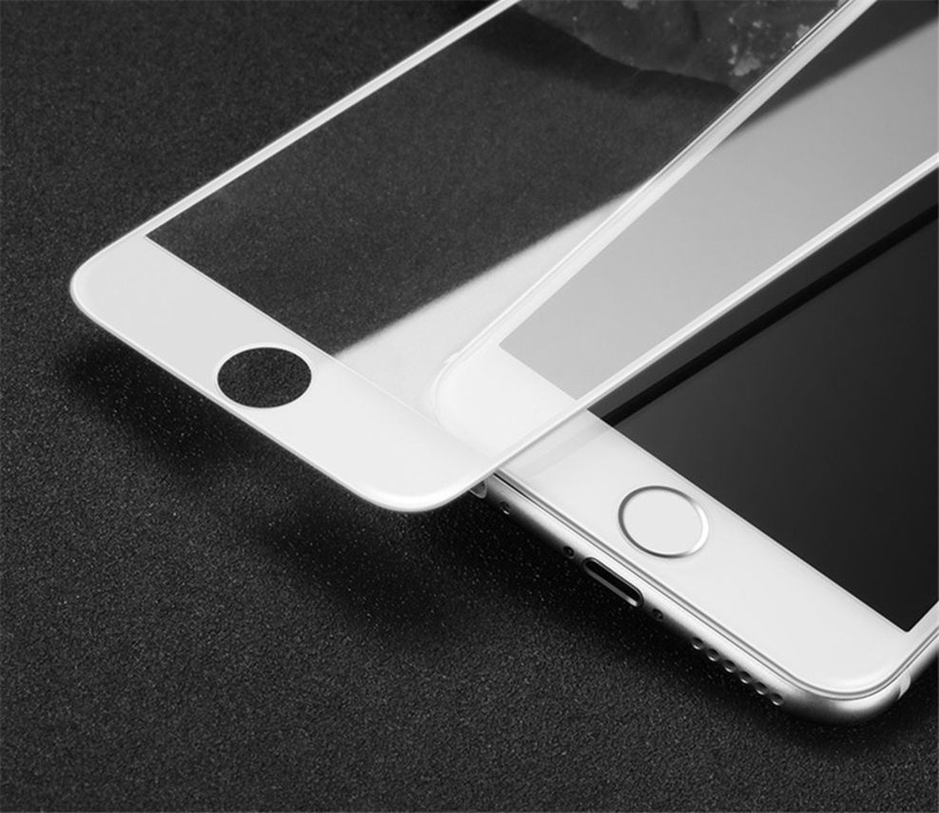 Ein Telefon und ein Displayschutz. Das Telefon liegt auf einer schwarzen Oberfläche.