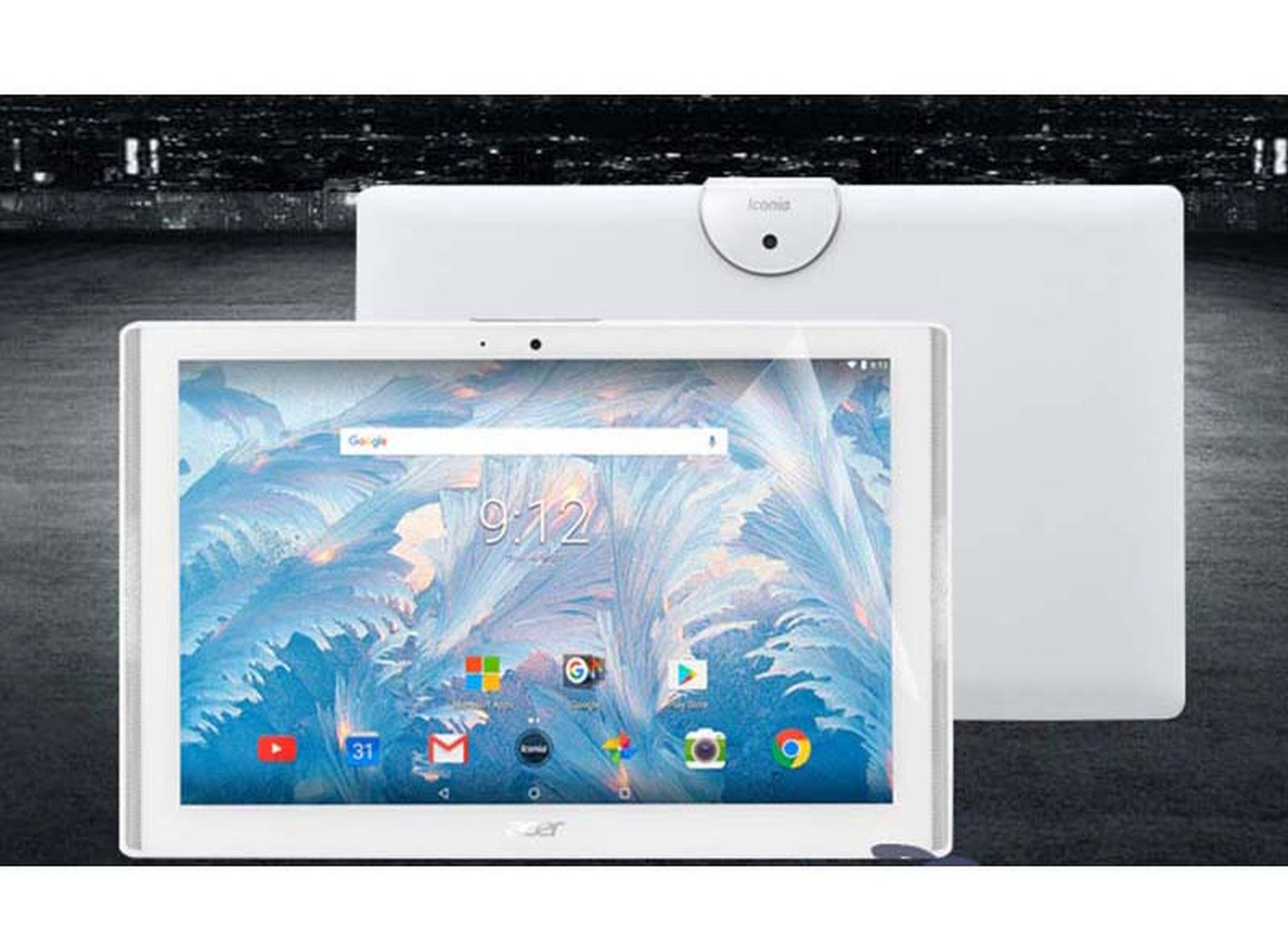 Tablet bianco con immagine di lago ghiacciato. Un altro tablet dietro. Sfondo scuro sfocato.